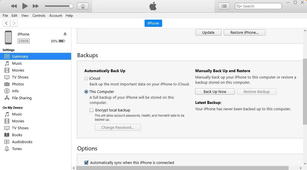 Màn hình iTunes hoặc Finder trên máy tính, hiển thị tùy chọn khôi phục iPhone từ bản sao lưu.
