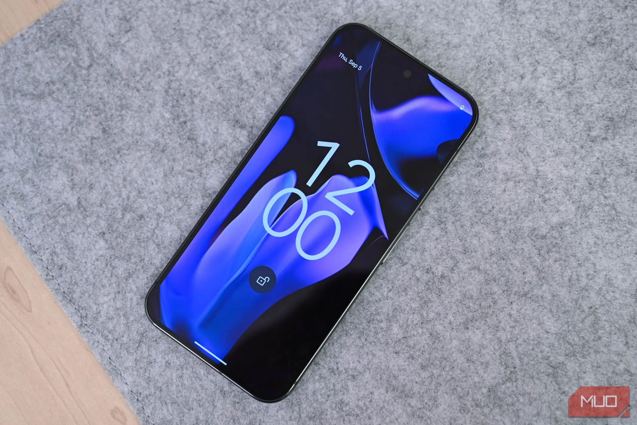 Màn hình khóa của điện thoại Google Pixel 9 Pro XL hiển thị thông báo được bảo vệ