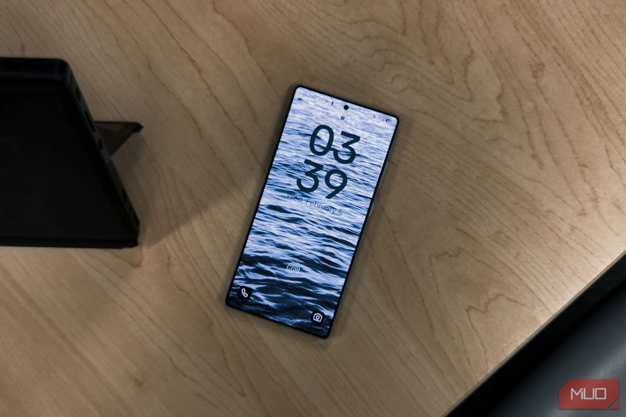 Màn hình khóa của điện thoại Samsung Galaxy S25 Ultra với đồng hồ hiển thị trên bàn gỗ, minh họa sự cạnh tranh về hiệu năng và phần cứng từ các đối thủ Android.