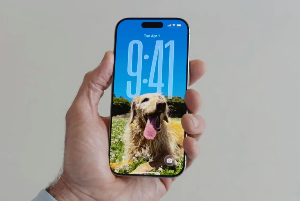 Màn hình khóa iOS 26 với đồng hồ hiển thị lớn, minh họa tính năng tùy chỉnh widget.
