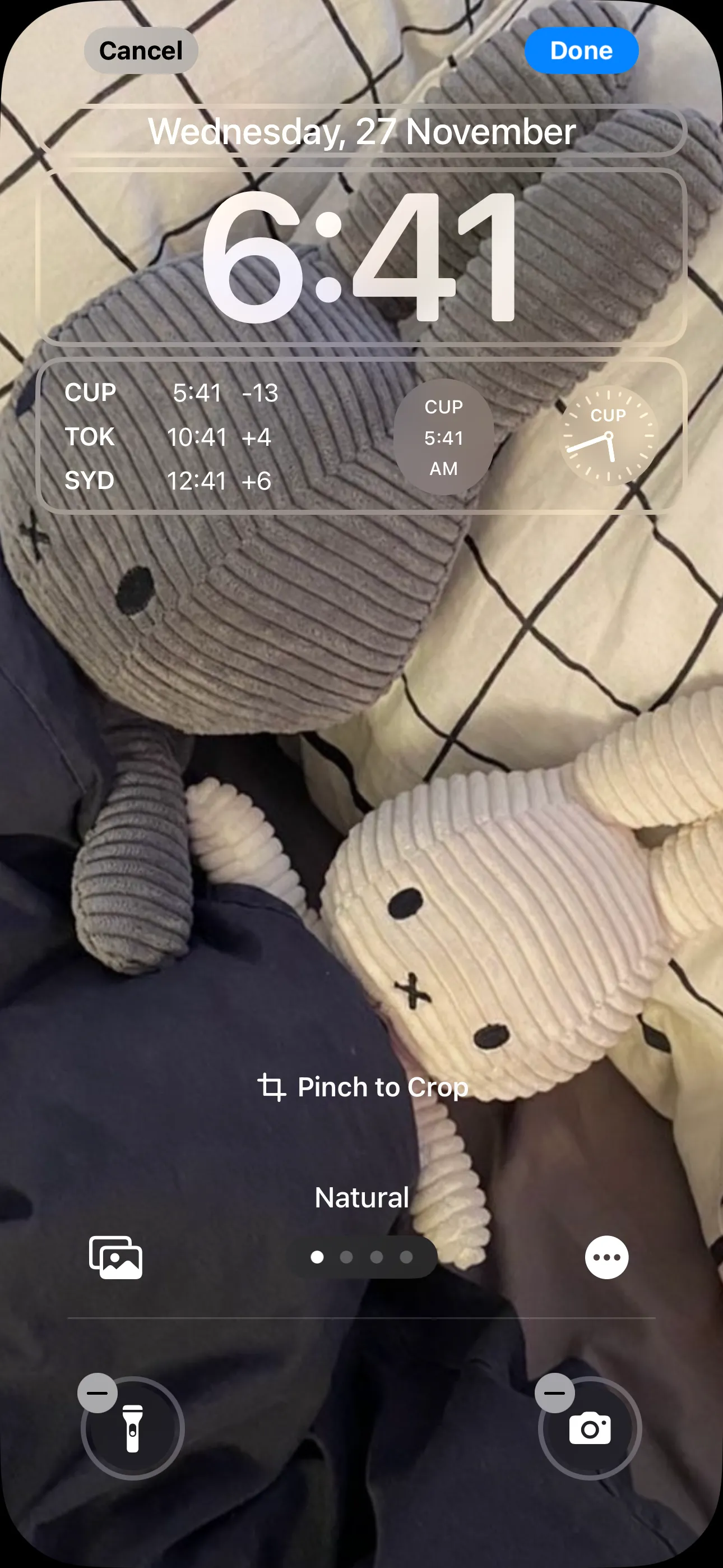 Màn hình khóa iPhone hiển thị nhiều widget đồng hồ múi giờ đã được thêm