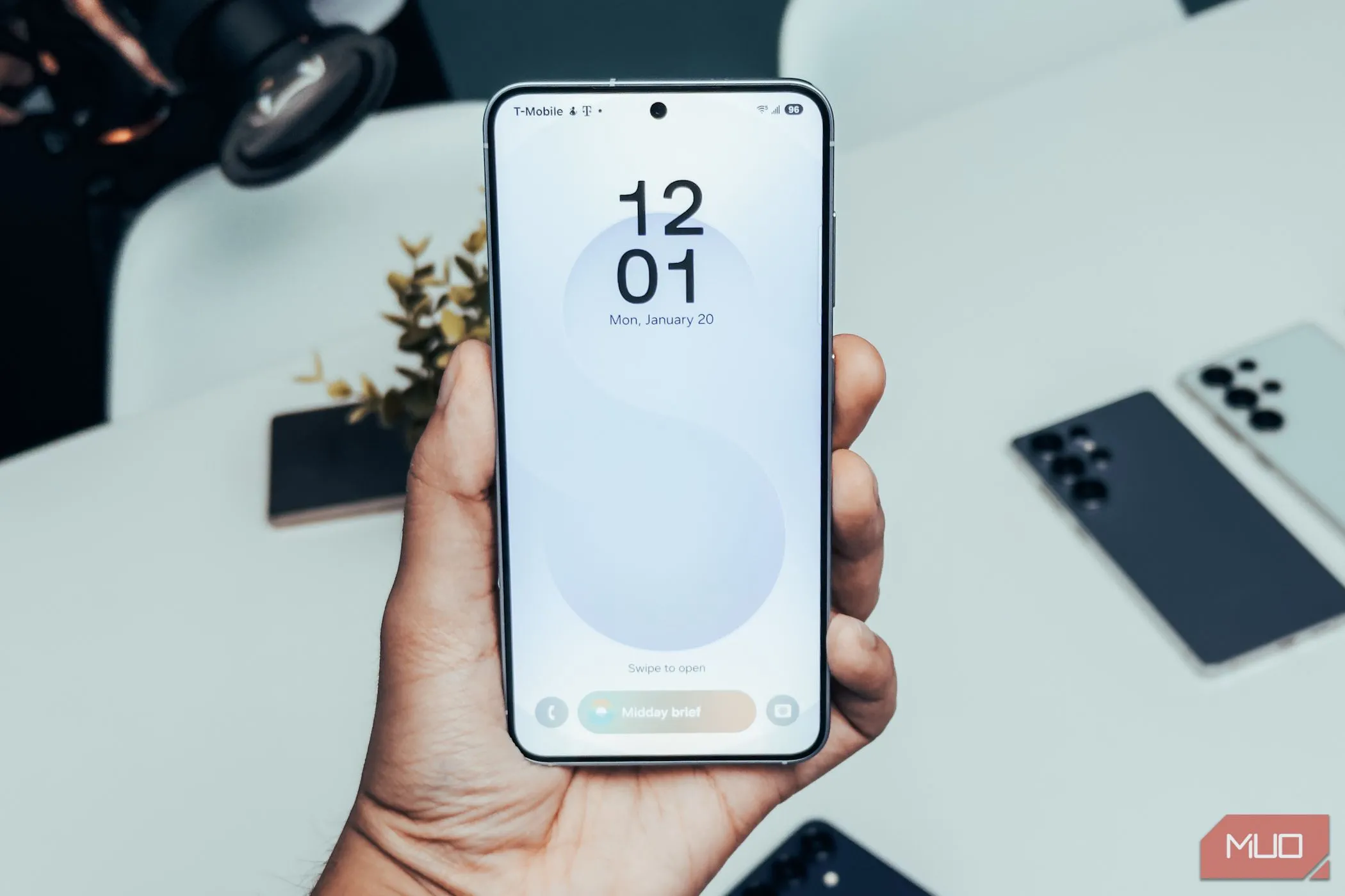 Màn hình khóa Samsung Galaxy S25 trên tay hiển thị tính năng AI