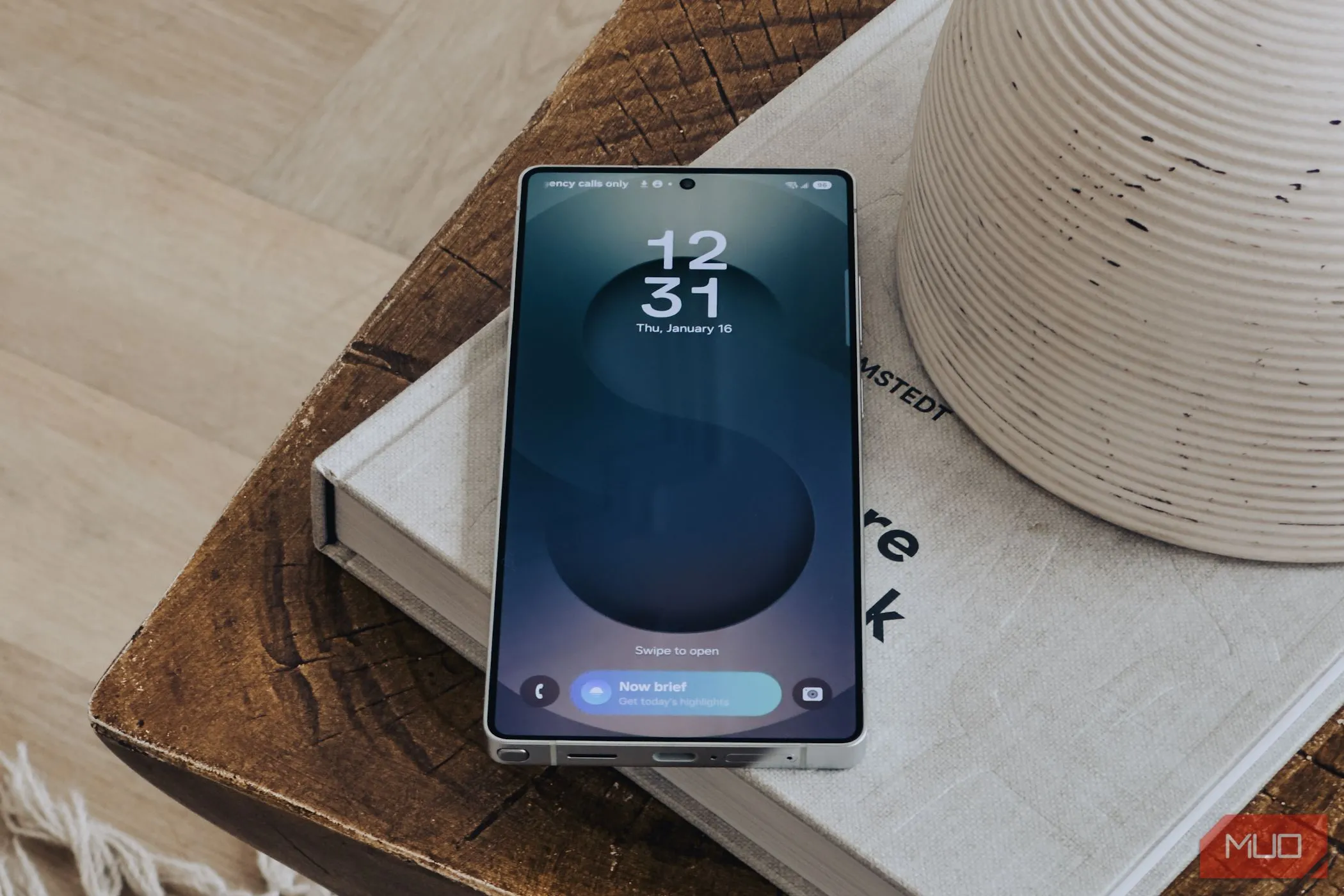 Màn hình khóa Samsung Galaxy S25 Ultra hiển thị thông báo Daily Brief, thể hiện khả năng quản lý thông báo tối ưu của One UI.
