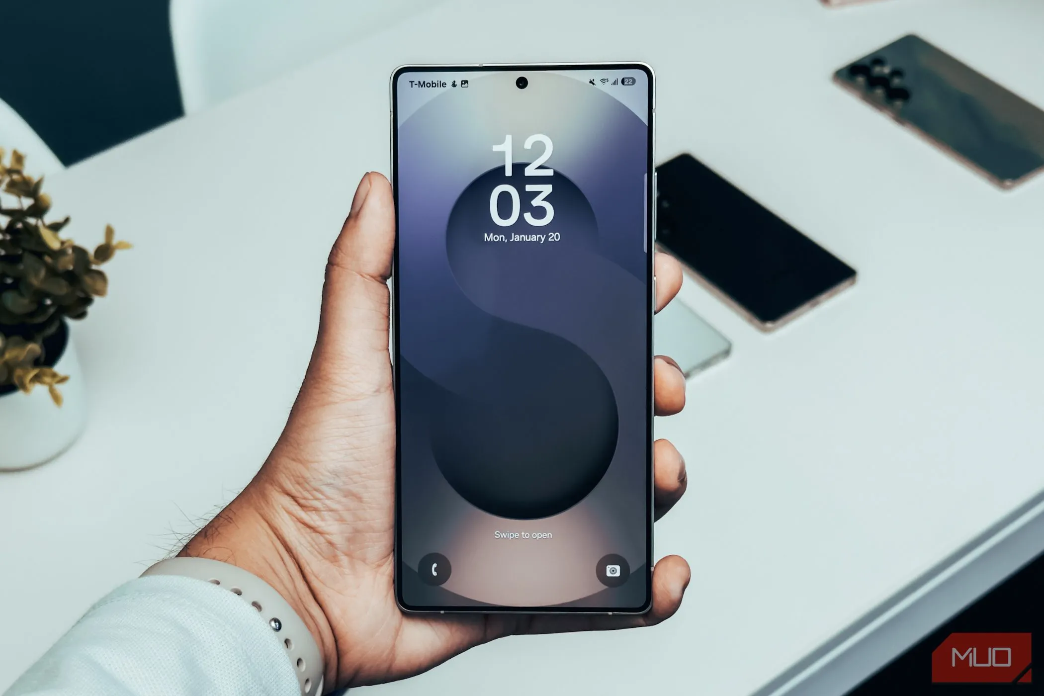 Màn hình khóa Samsung Galaxy S25 Ultra trên tay