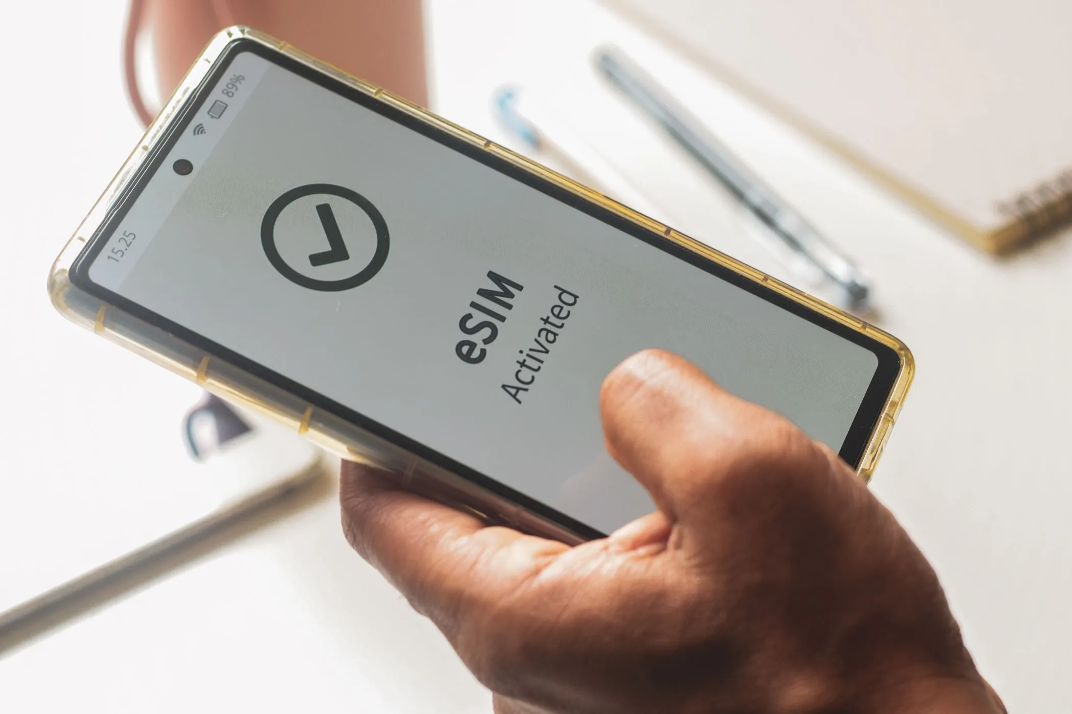 Màn hình kích hoạt eSIM trên điện thoại Android, minh họa cho việc người dùng có thể bị lừa kích hoạt hồ sơ eSIM độc hại