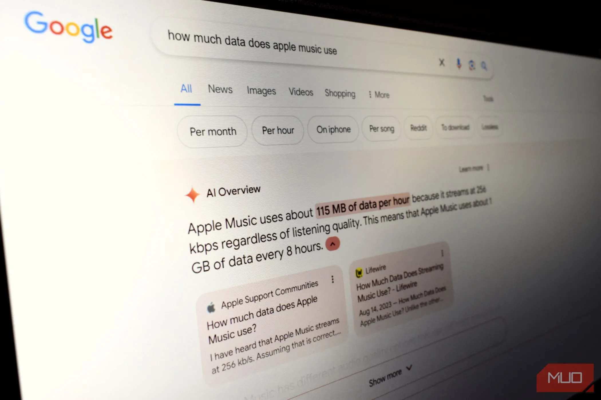 Màn hình laptop hiển thị kết quả tìm kiếm Google với tính năng AI Overviews (Tổng quan AI) từ Gemini, minh họa khả năng của trí tuệ nhân tạo trong Google Search.