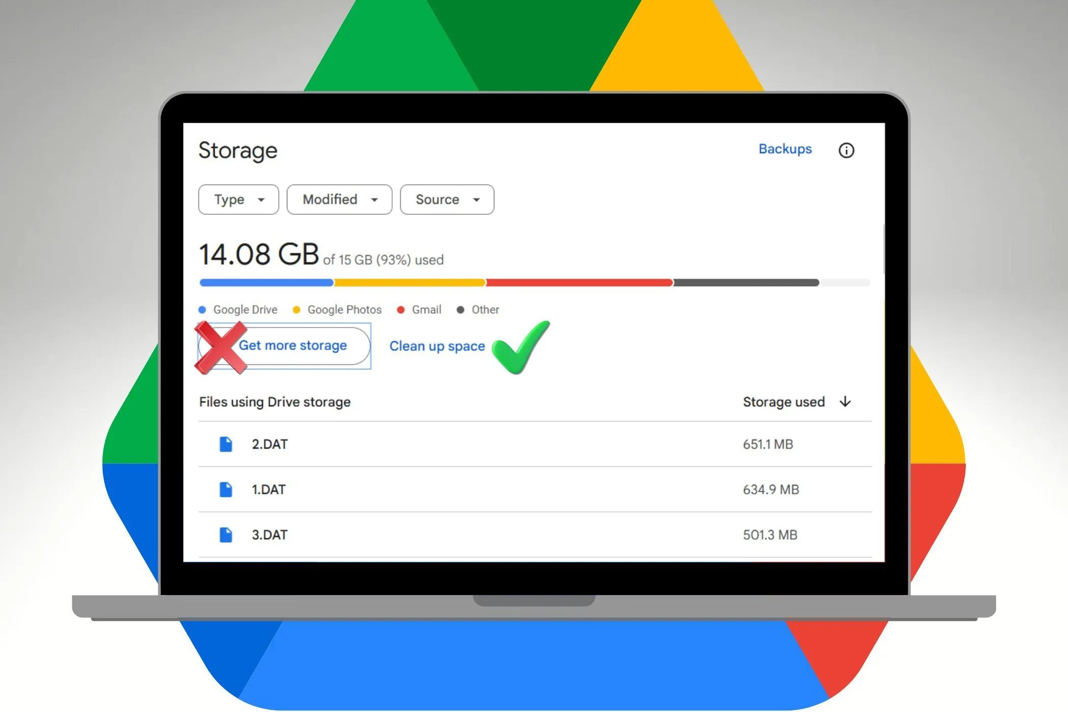 Màn hình laptop hiển thị trạng thái dung lượng lưu trữ với logo Google Drive ở nền, tượng trưng cho việc sử dụng dịch vụ đám mây miễn phí để sao lưu dữ liệu