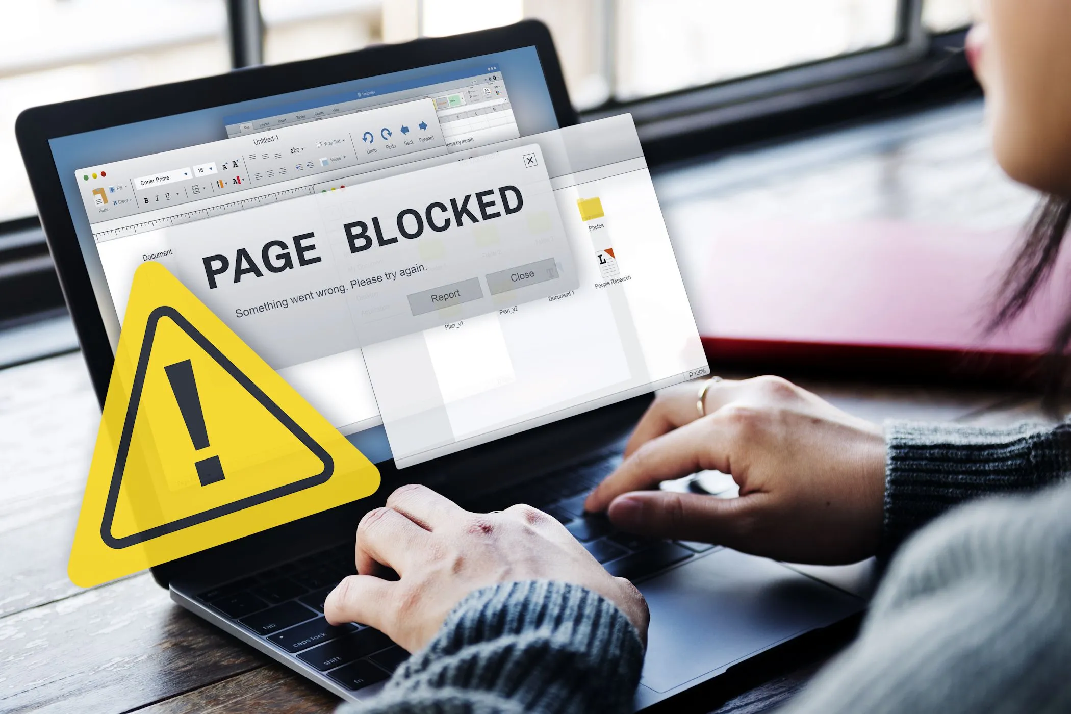 Màn hình laptop hiển thị trang web bị chặn với biểu tượng VPN