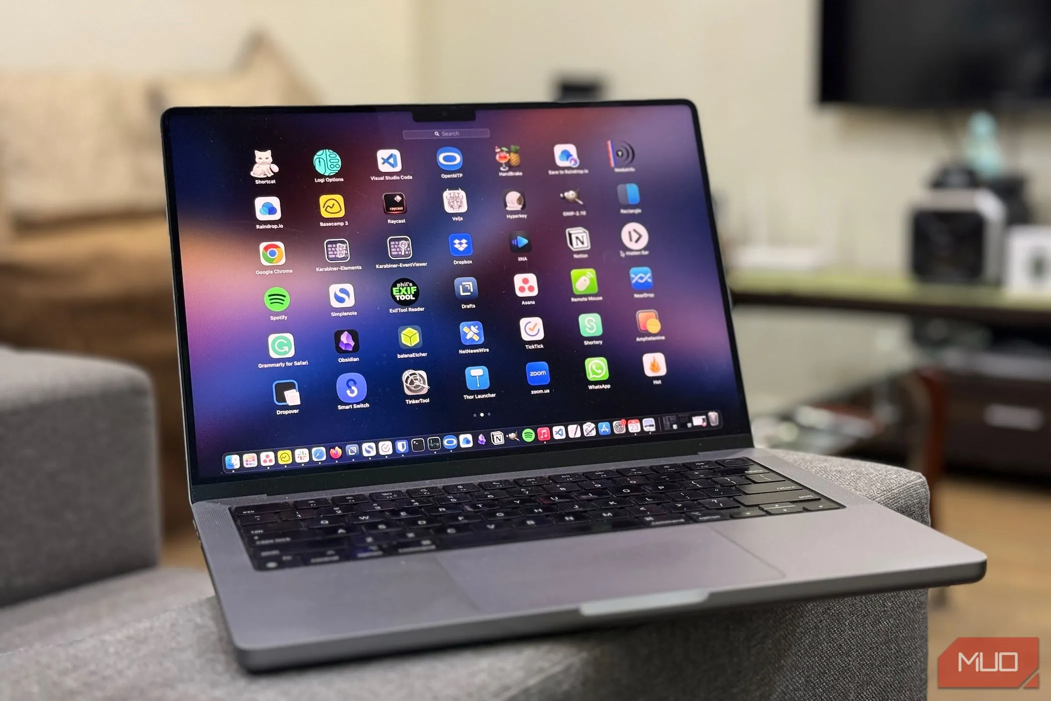 Màn hình Launchpad của macOS hiển thị các ứng dụng đã cài đặt trên MacBook