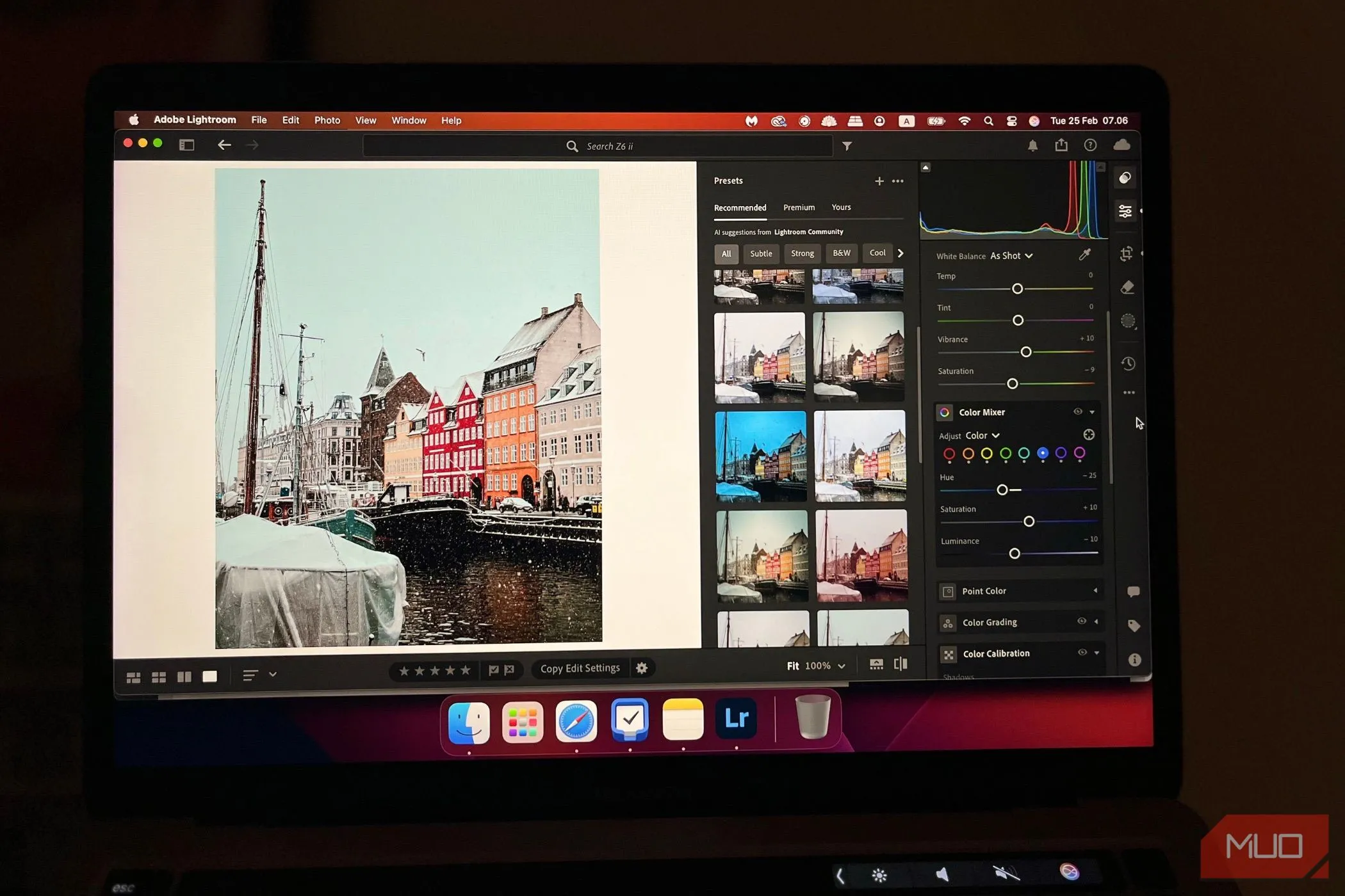 Màn hình máy tính hiển thị ứng dụng Lightroom với các preset được áp dụng cho bức ảnh, giúp chỉnh sửa ảnh nhanh chóng