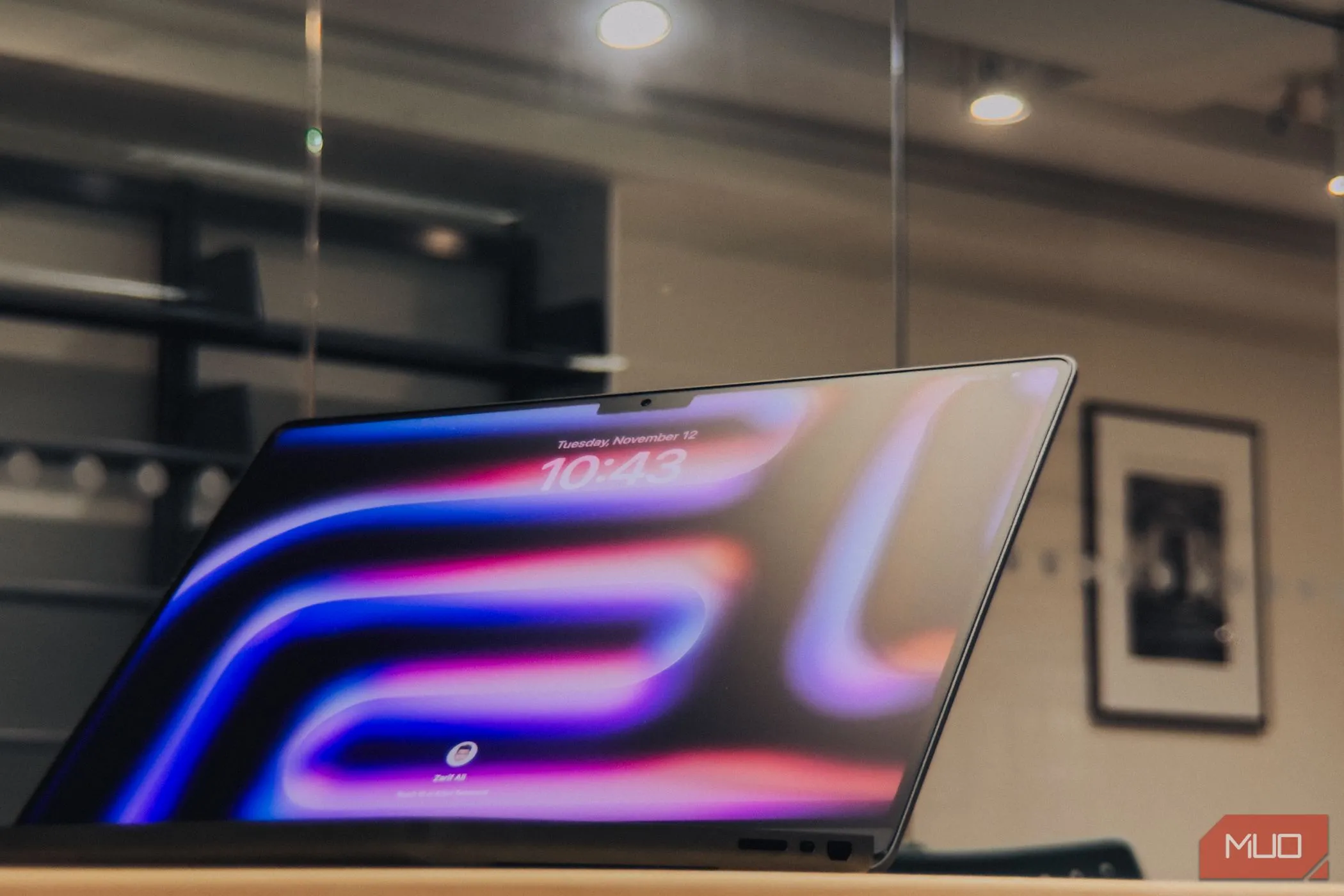 Màn hình nano-texture của MacBook Pro M4 dưới ánh sáng chói, so sánh với Zenbook S 16