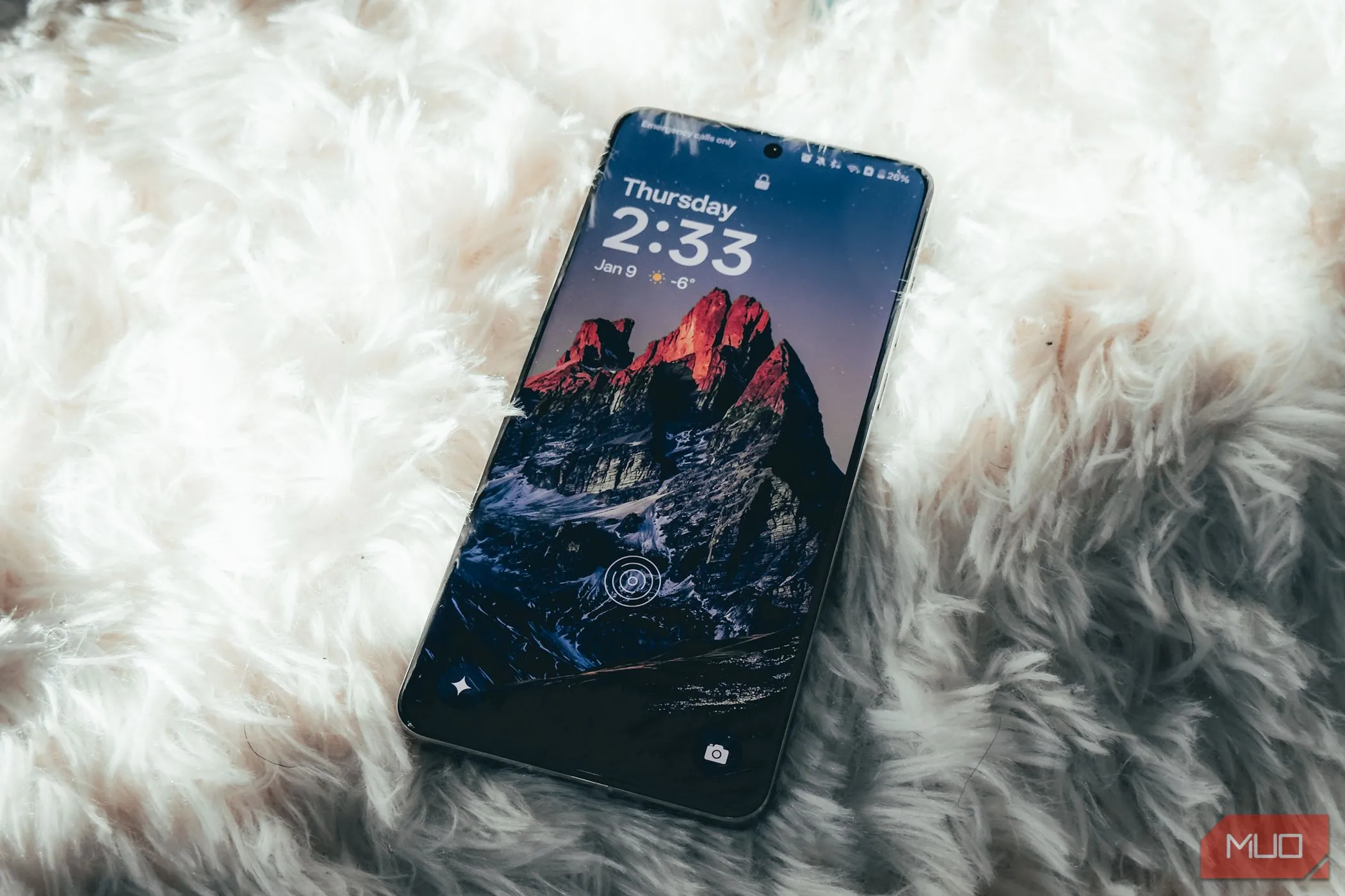 Màn hình OnePlus 13 hiển thị nội dung trên nền thảm, cho thấy khả năng xử lý đồ họa mạnh mẽ