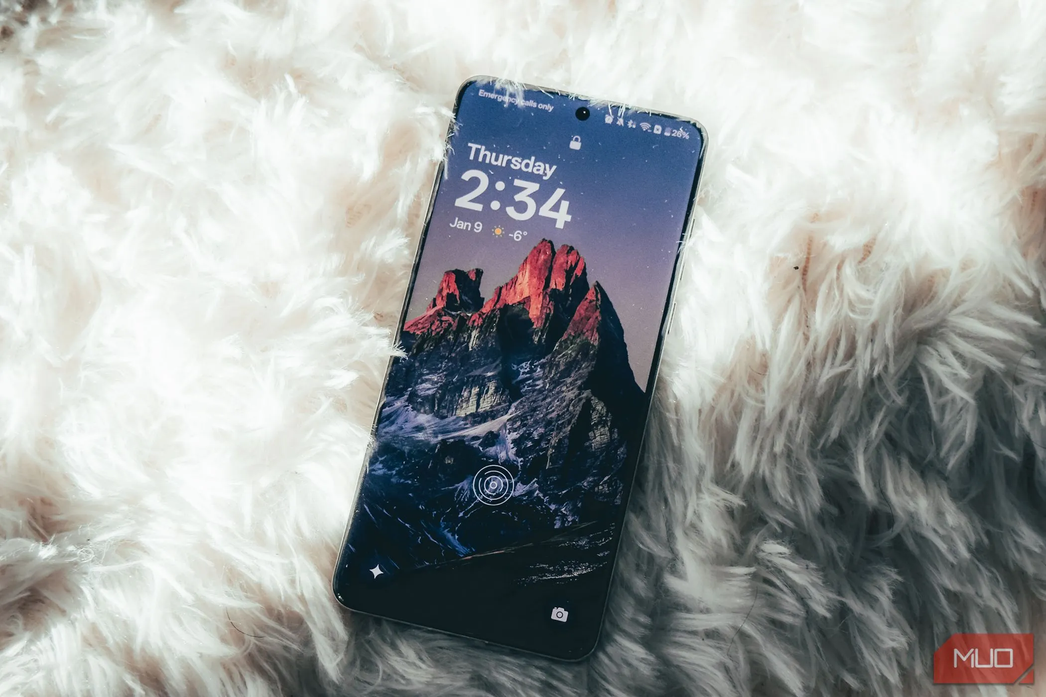 Màn hình OnePlus 13 sáng rõ trên nền thảm trắng, nổi bật độ hiển thị sống động