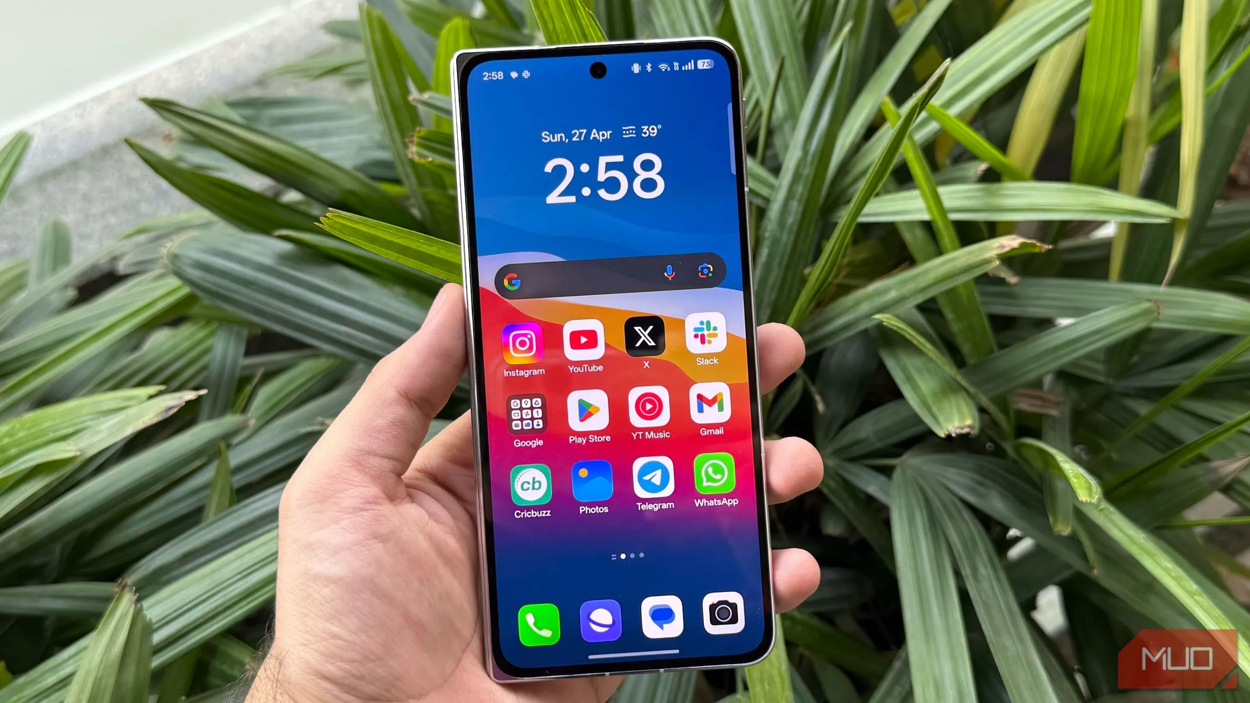 Màn hình phụ tỉ lệ chuẩn của Oppo Find N5, cho trải nghiệm sử dụng tiện lợi như điện thoại thông thường.