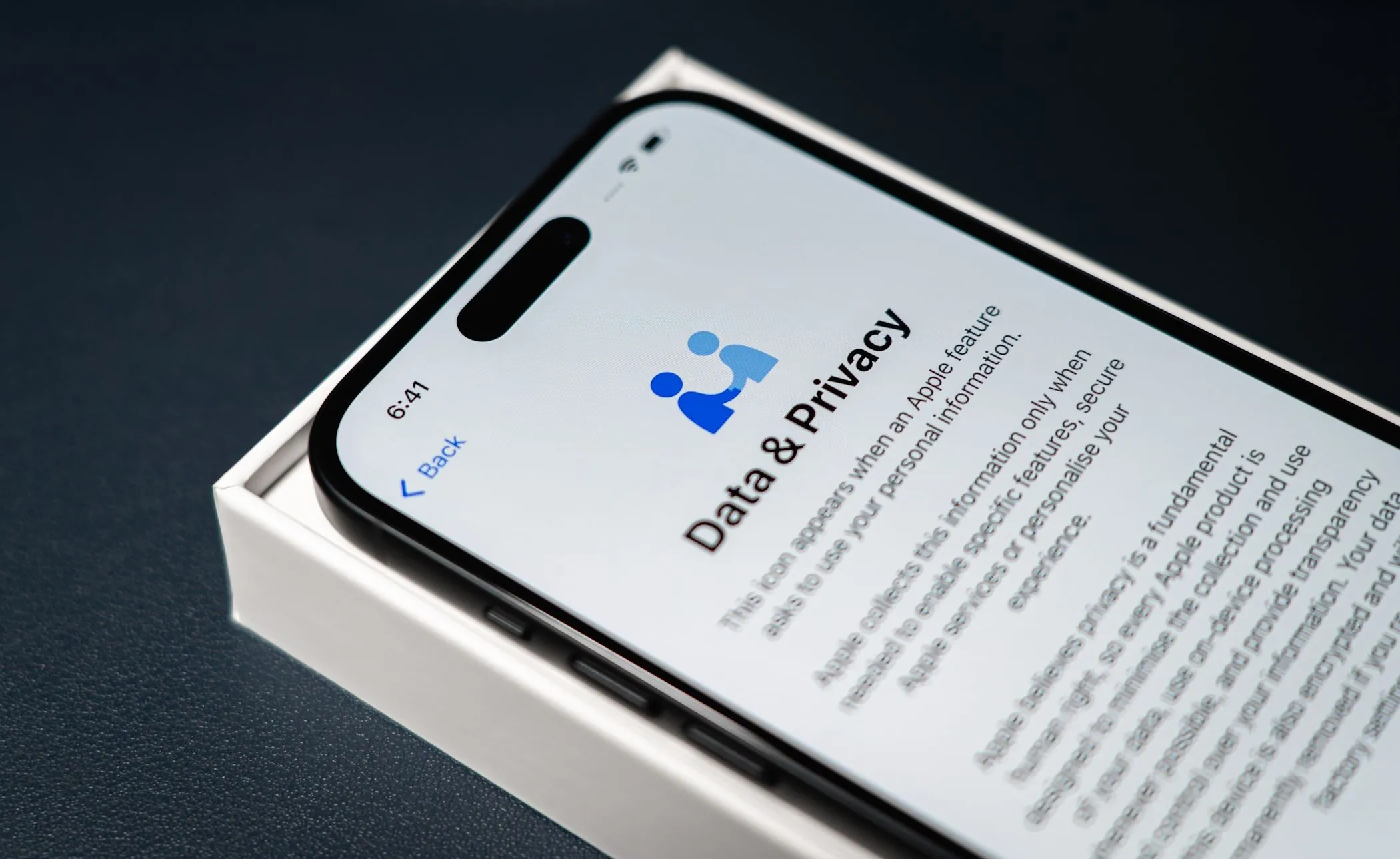 Màn hình quyền riêng tư dữ liệu trên iPhone, nhấn mạnh lo ngại về bảo mật ảnh cá nhân khi sử dụng dịch vụ đám mây miễn phí.