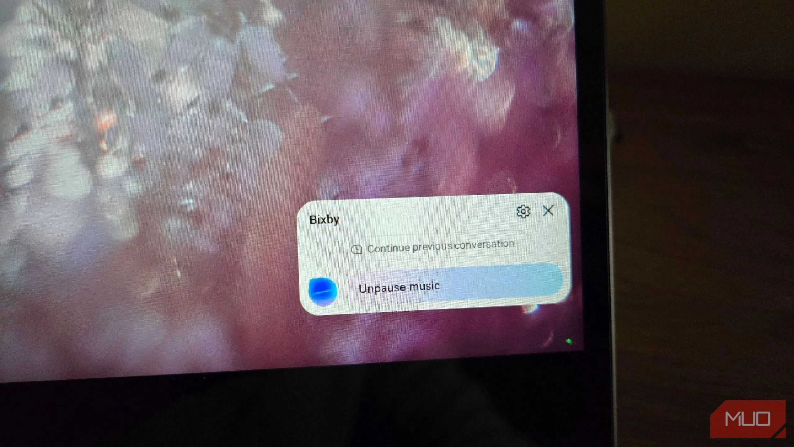 Màn hình Samsung DeX hiển thị thông báo Bixby đang tiếp tục phát nhạc, minh họa việc quản lý âm nhạc bằng giọng nói.