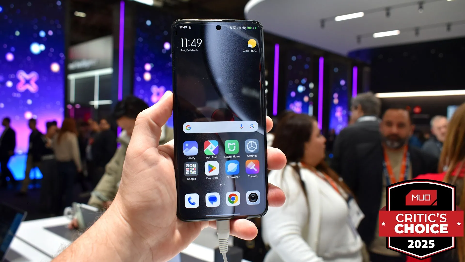 Màn hình trước điện thoại Xiaomi 15 Ultra tại MWC 2025 với giải thưởng