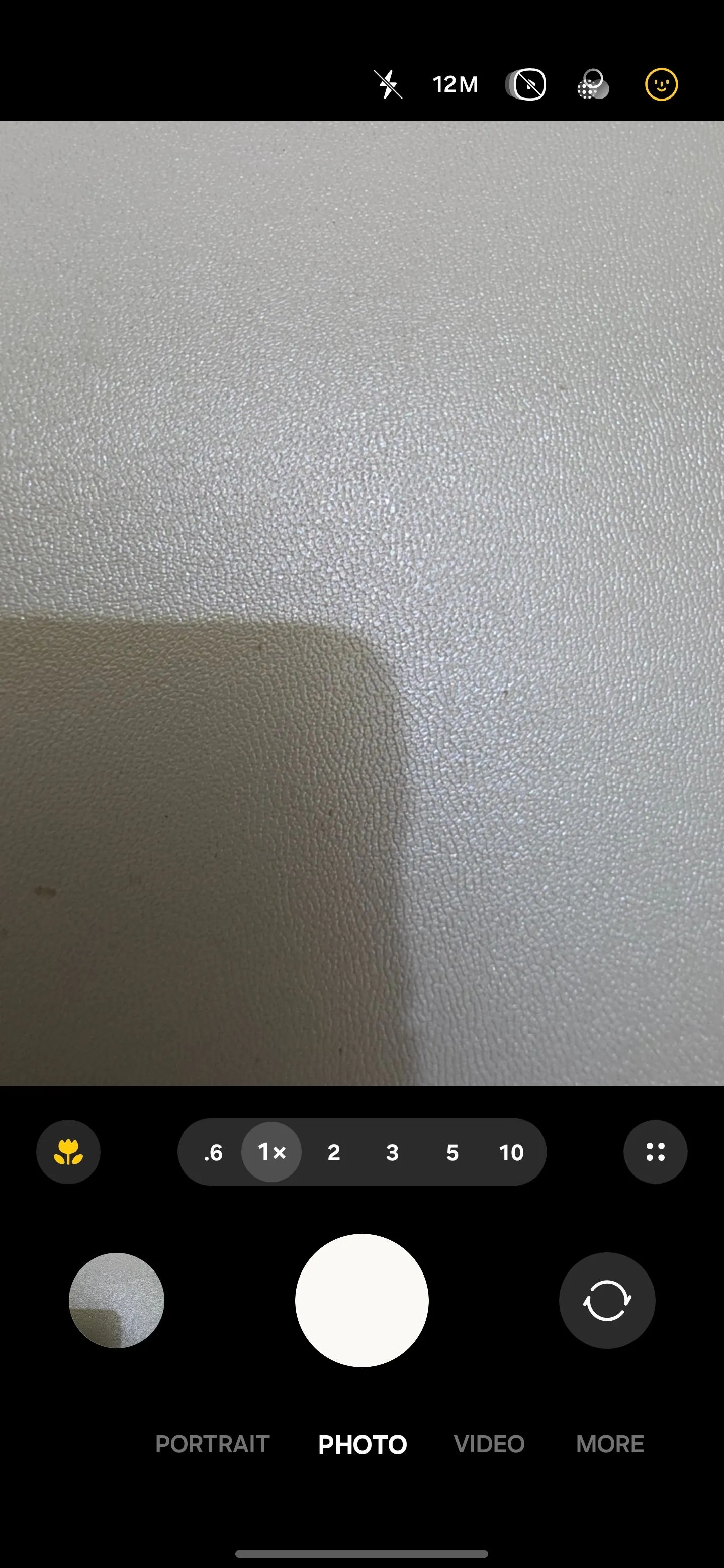 Màn hình ứng dụng camera Samsung, hiển thị nút &quot;Khác&quot; để truy cập các chế độ chụp nâng cao như Expert RAW.