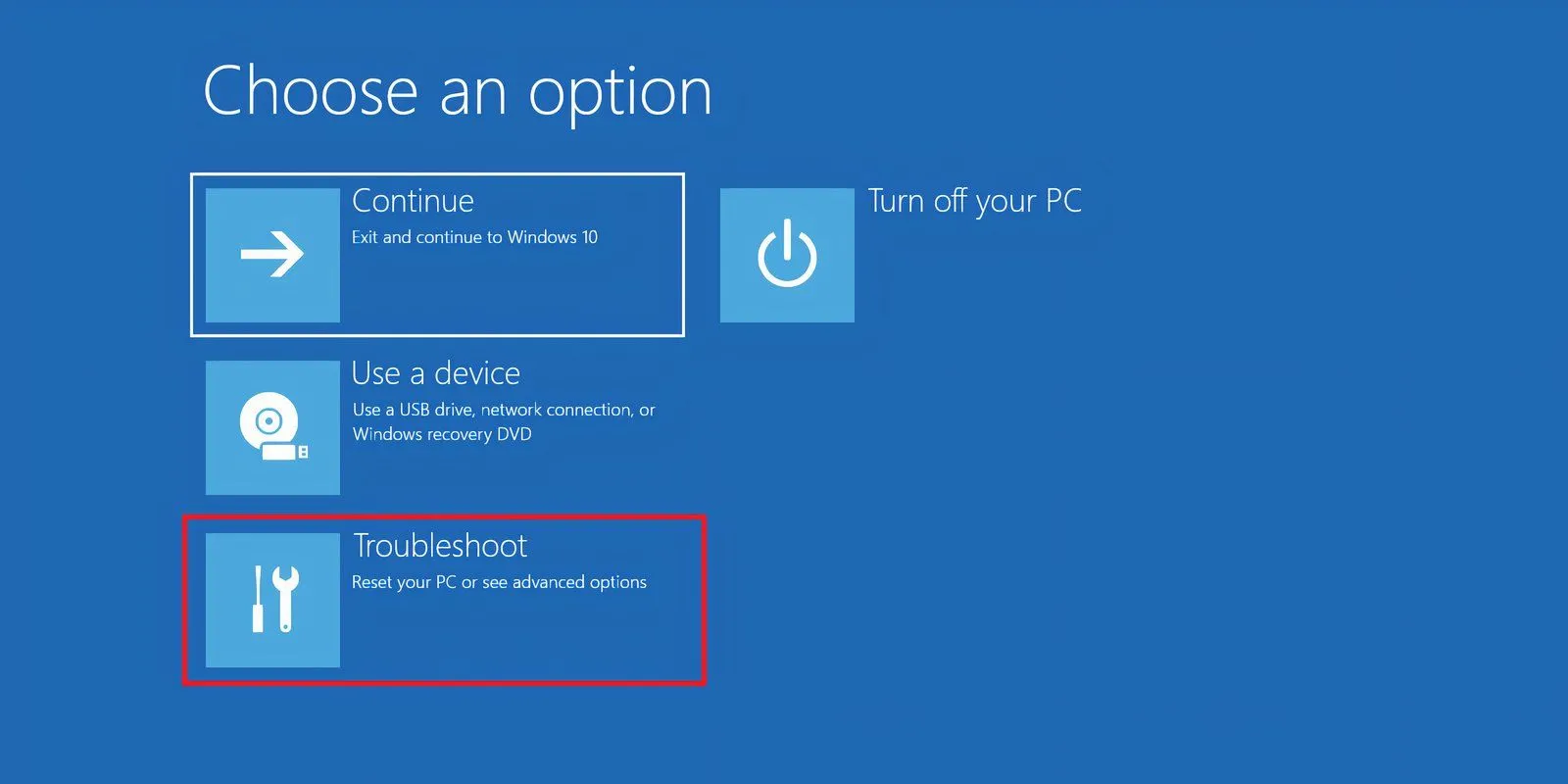 Màn hình Windows Recovery Environment hiển thị tùy chọn Troubleshoot để khắc phục sự cố máy tính không khởi động.