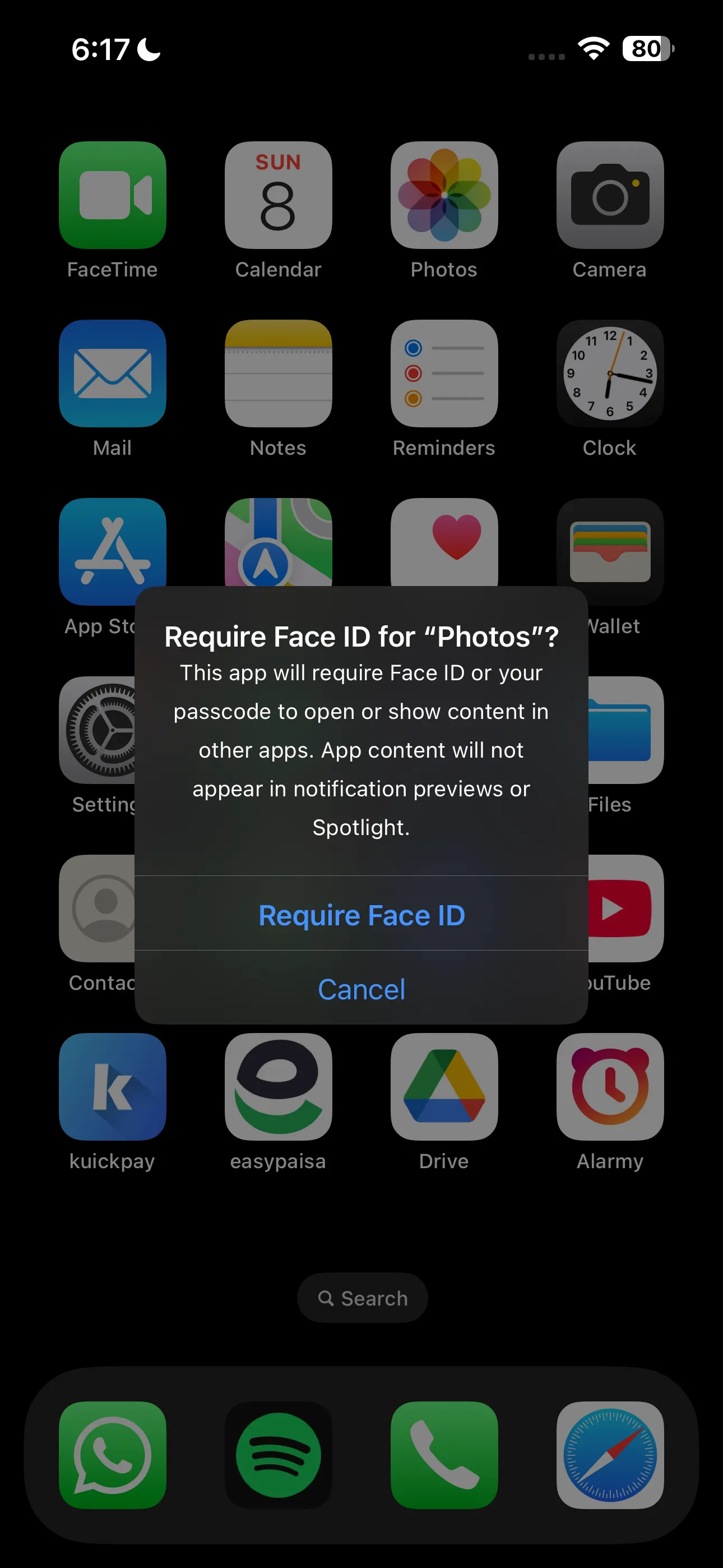 Màn hình xác nhận yêu cầu Face ID để khóa ứng dụng Ảnh trên iPhone.