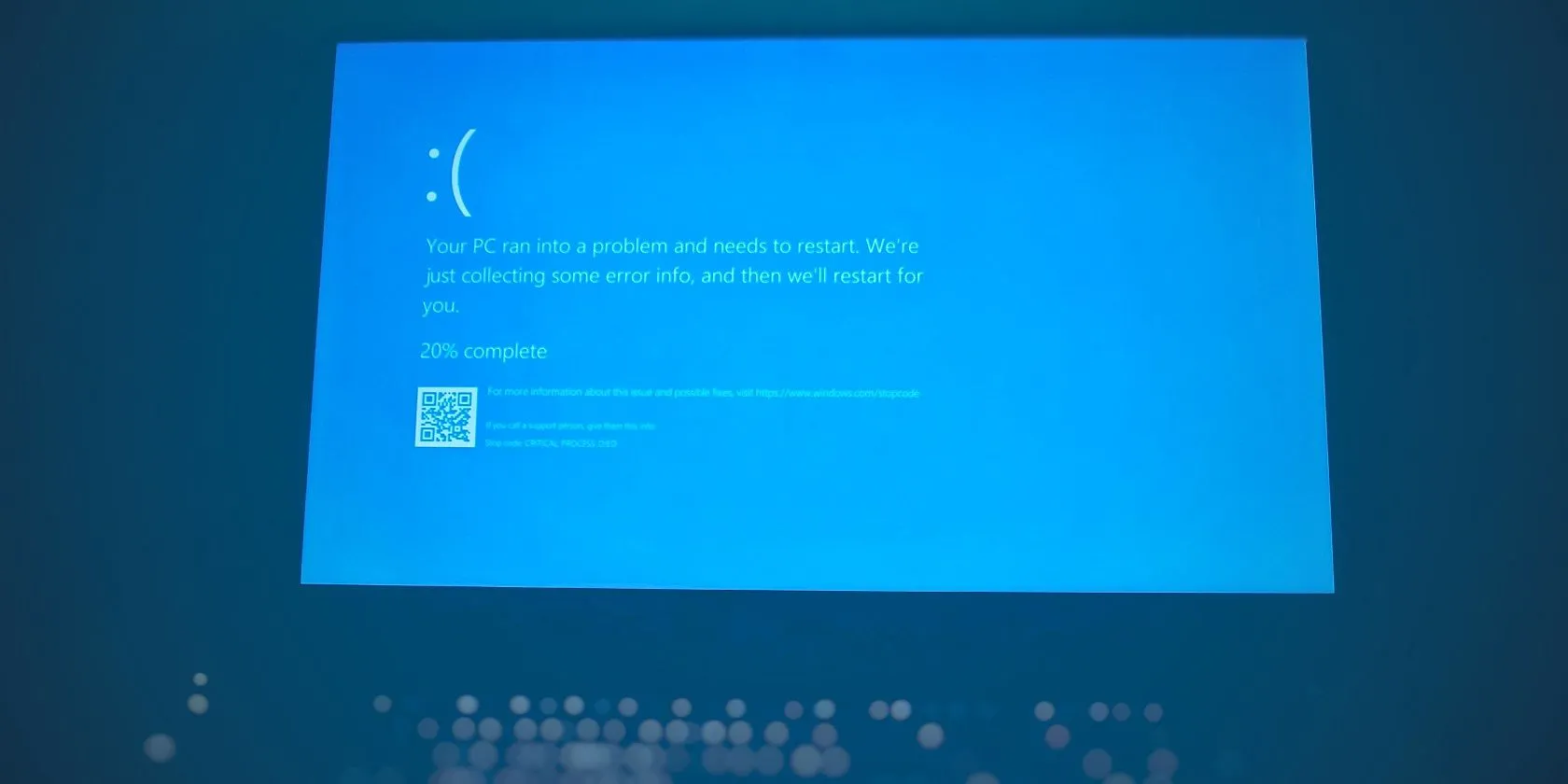 Màn hình xanh chết chóc (BSoD) điển hình với mã lỗi trên Windows