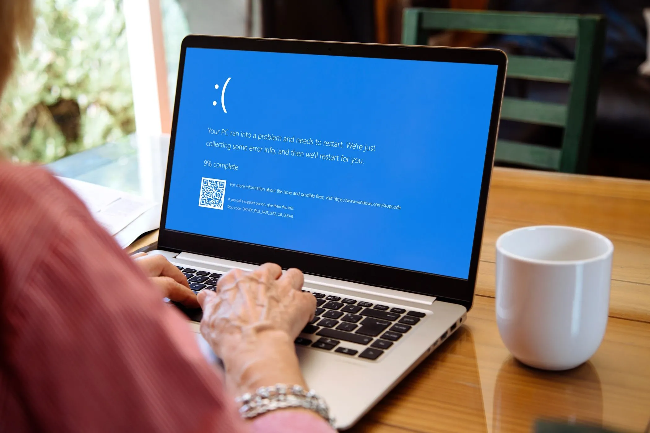 Màn hình xanh chết chóc (BSOD) xuất hiện trên laptop Windows, minh họa sự cố hệ điều hành cần USB Live Linux cứu hộ.