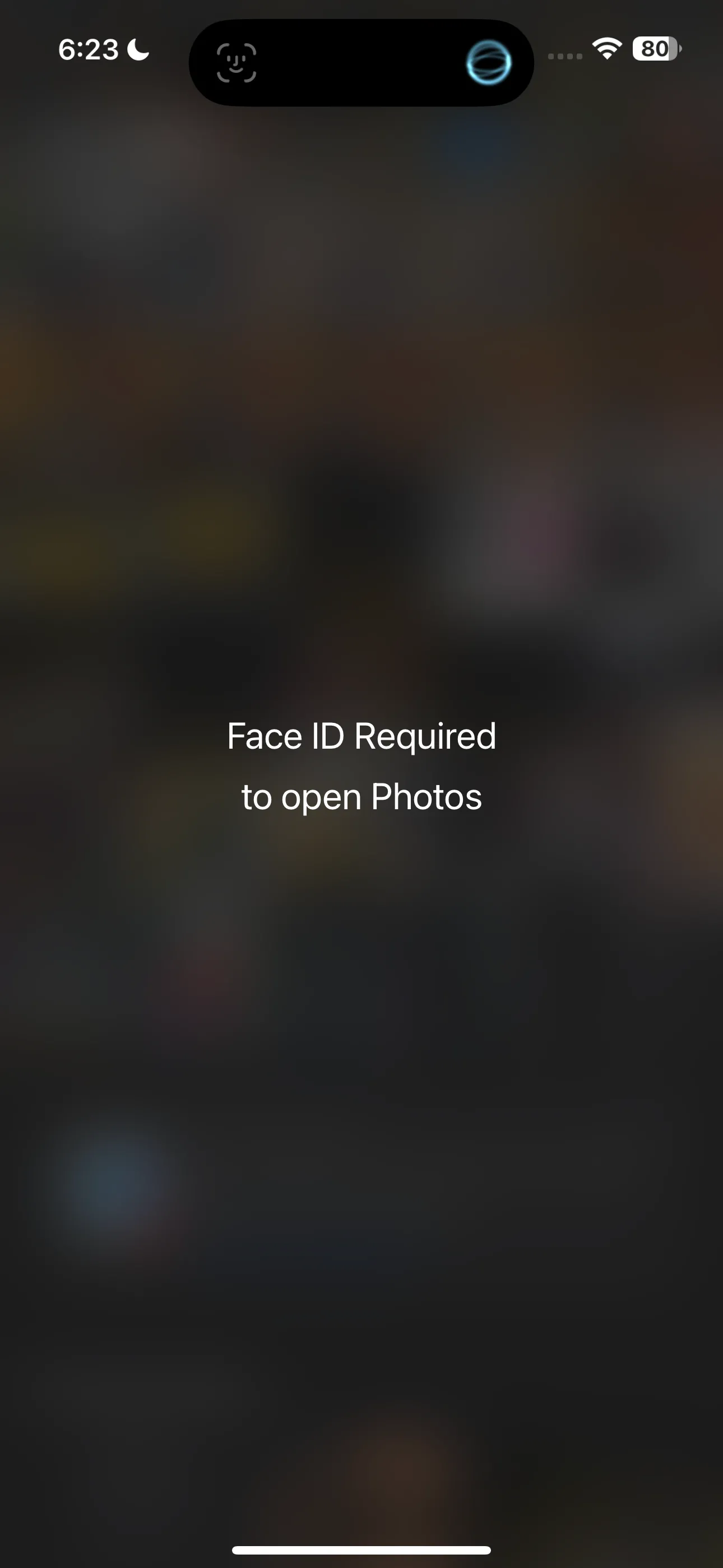 Màn hình yêu cầu Face ID để mở ứng dụng Ảnh đã khóa trên iPhone.