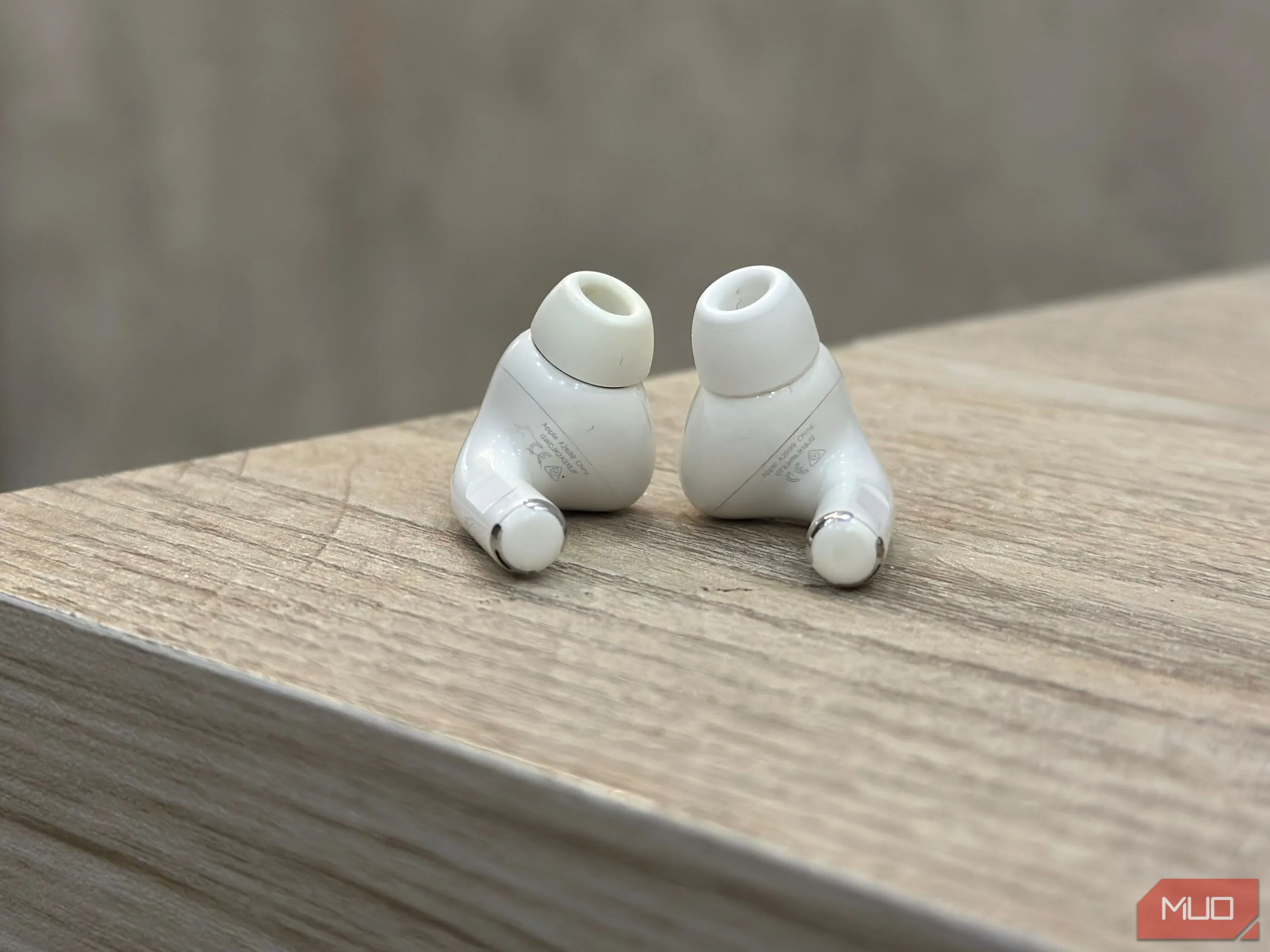 Mặt dưới của tai nghe Apple AirPods Pro 2 màu trắng, hiển thị thông tin số model in nhỏ