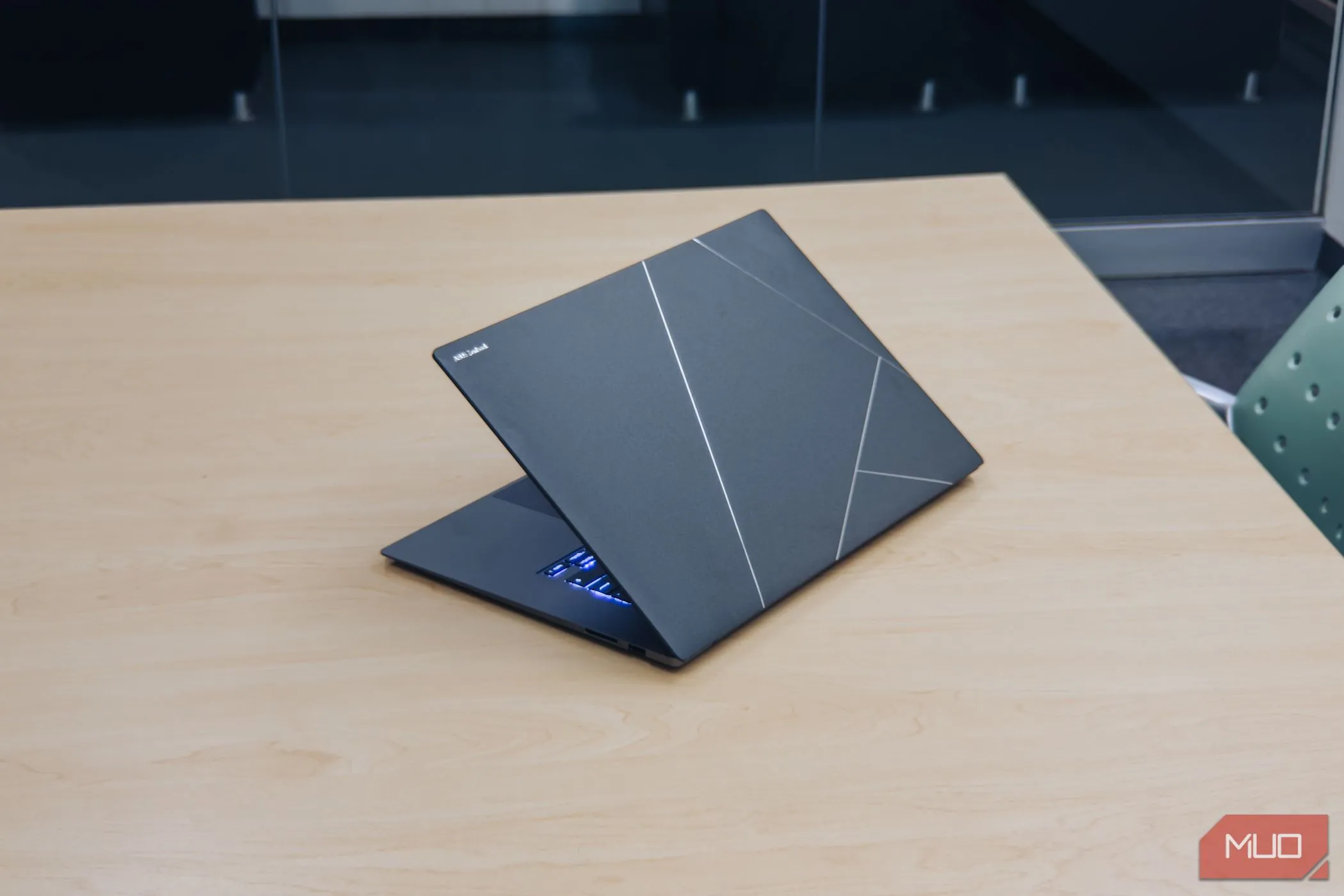 Mặt lưng Ceraluminum của ASUS Zenbook S 16 OLED trên bàn gỗ