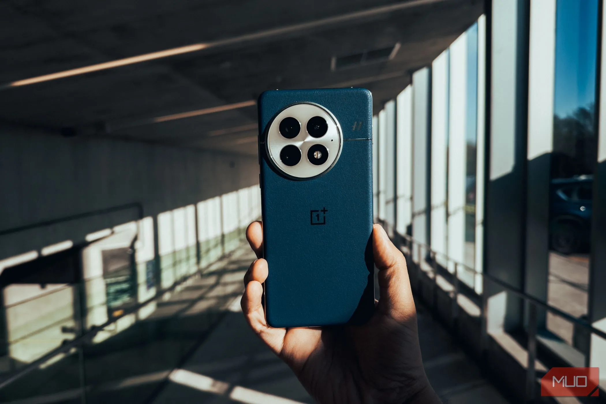 Mặt lưng của OnePlus 13 nổi bật trên nền đô thị, tượng trưng cho sức mạnh công nghệ