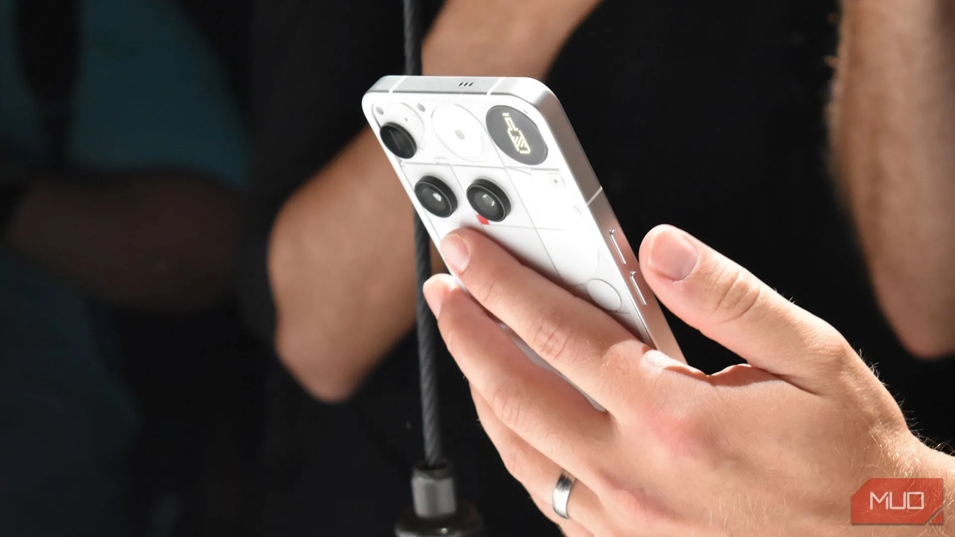 Mặt lưng điện thoại Nothing Phone 3 nổi bật với thiết kế Glyph Matrix mới.