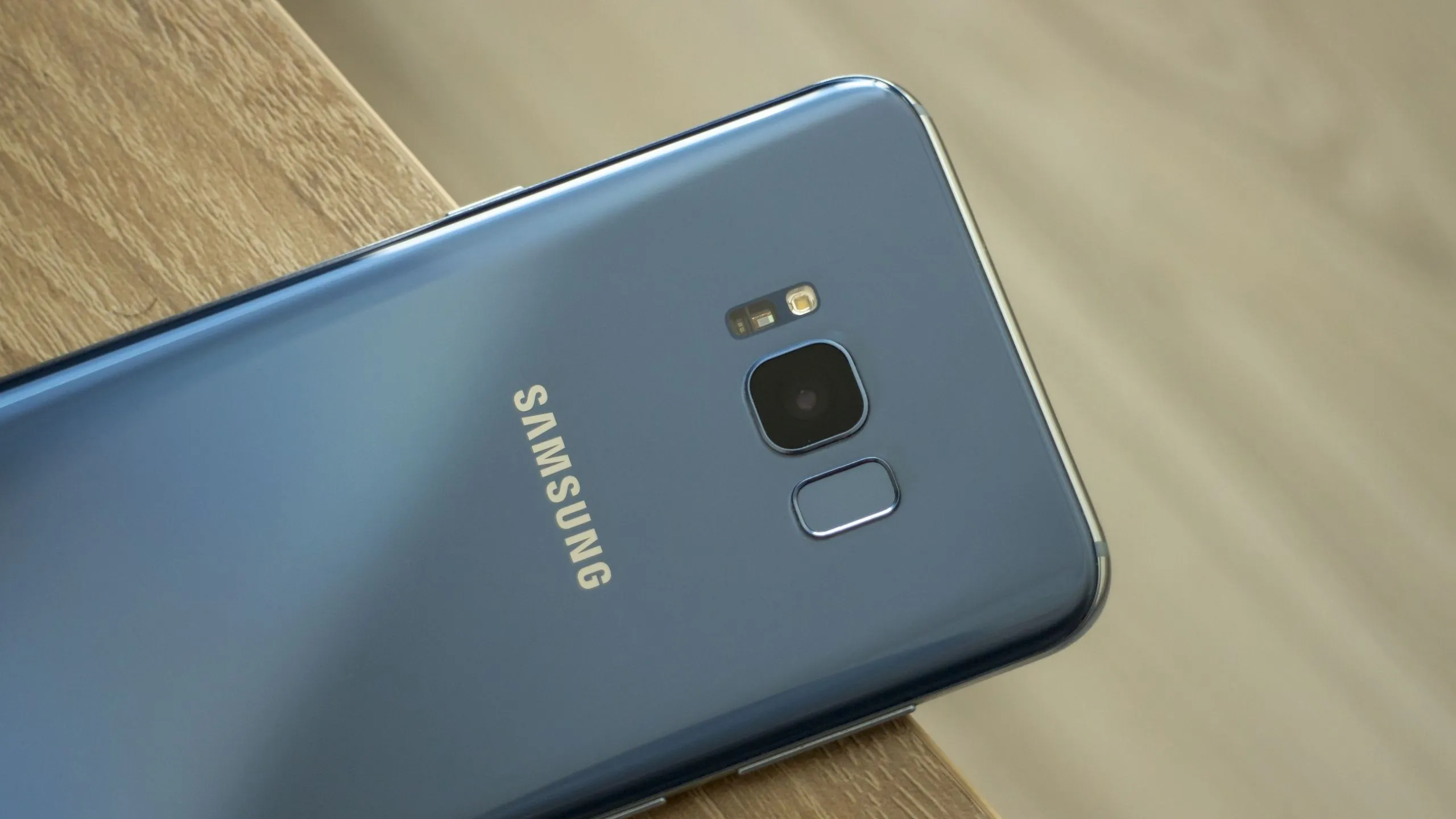 Mặt lưng điện thoại Samsung Galaxy S8 Plus với cảm biến đo nhịp tim gần cụm camera.