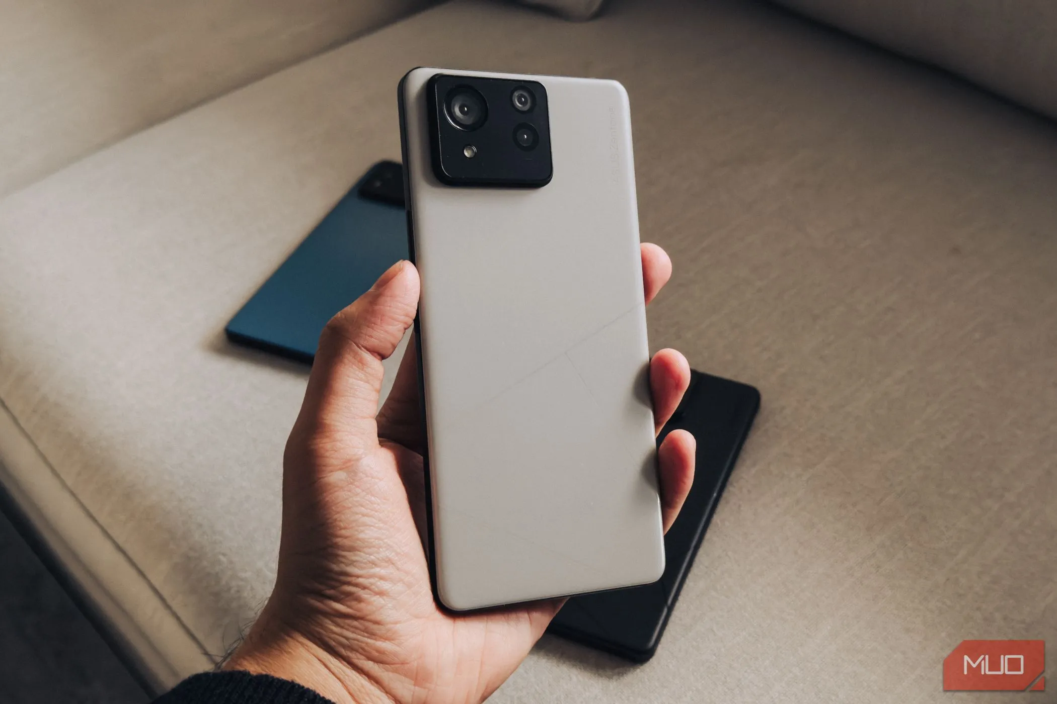 Mặt lưng kính của ASUS Zenfone 11 Ultra màu đen phản chiếu ánh sáng.