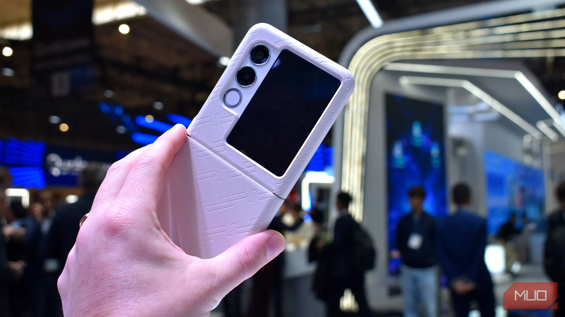 Mặt lưng Nubia Flip 2 khi gập tại MWC 2025