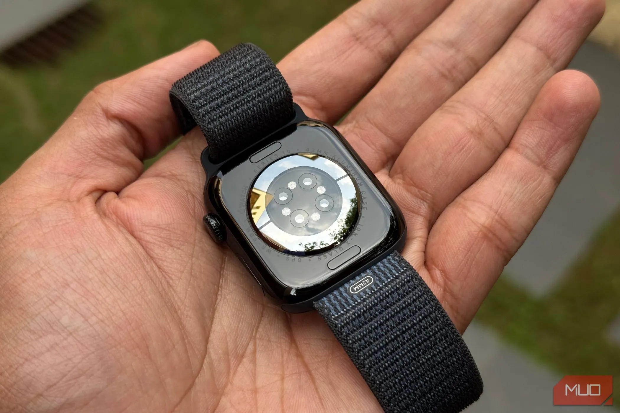 Mặt sau Apple Watch hiển thị các cụm cảm biến đo sức khỏe