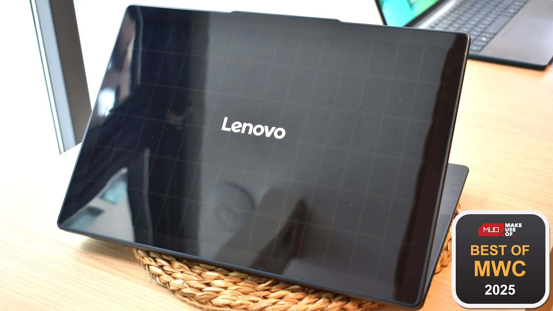 Mặt sau laptop Lenovo Yoga Solar PC tại MWC 2025, minh họa công nghệ sạc năng lượng mặt trời độc đáo
