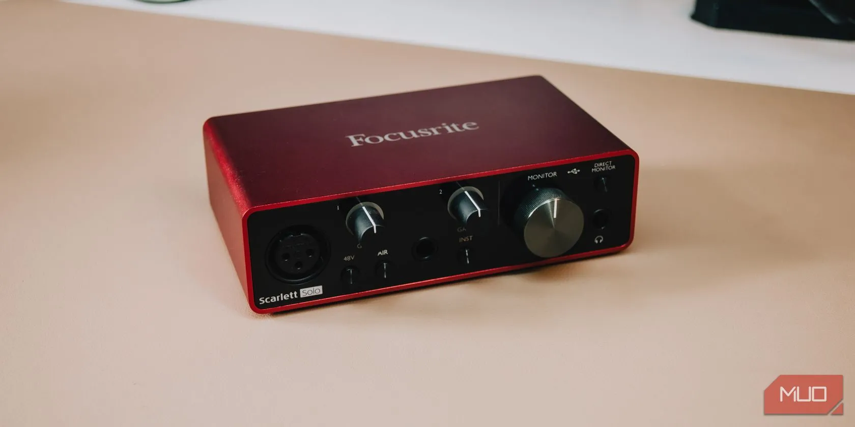 Mặt trước của bộ điều khiển âm thanh Focusrite Scarlett Solo Gen 3, hiển thị các nút điều chỉnh và cổng kết nối, liên quan đến tính năng Air.