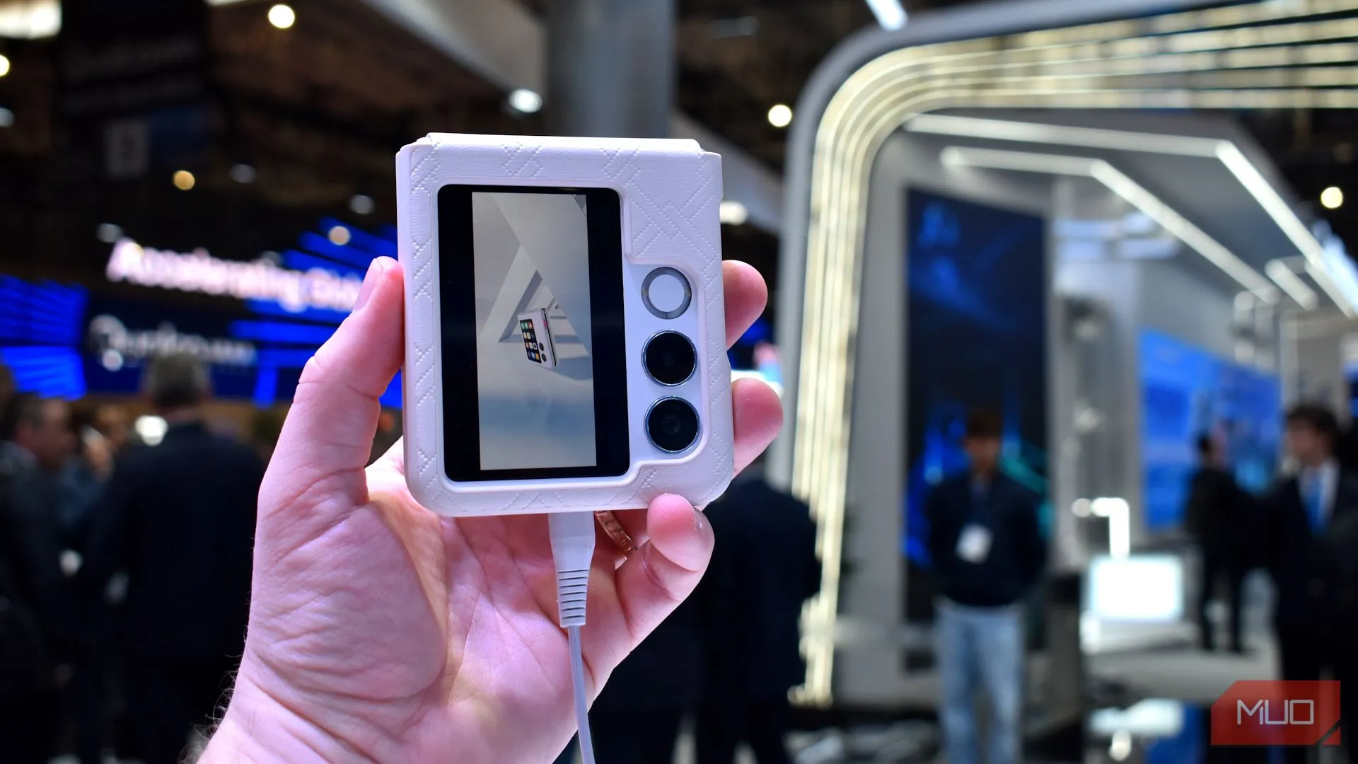 Mặt trước Nubia Flip 2 khi gập tại MWC 2025