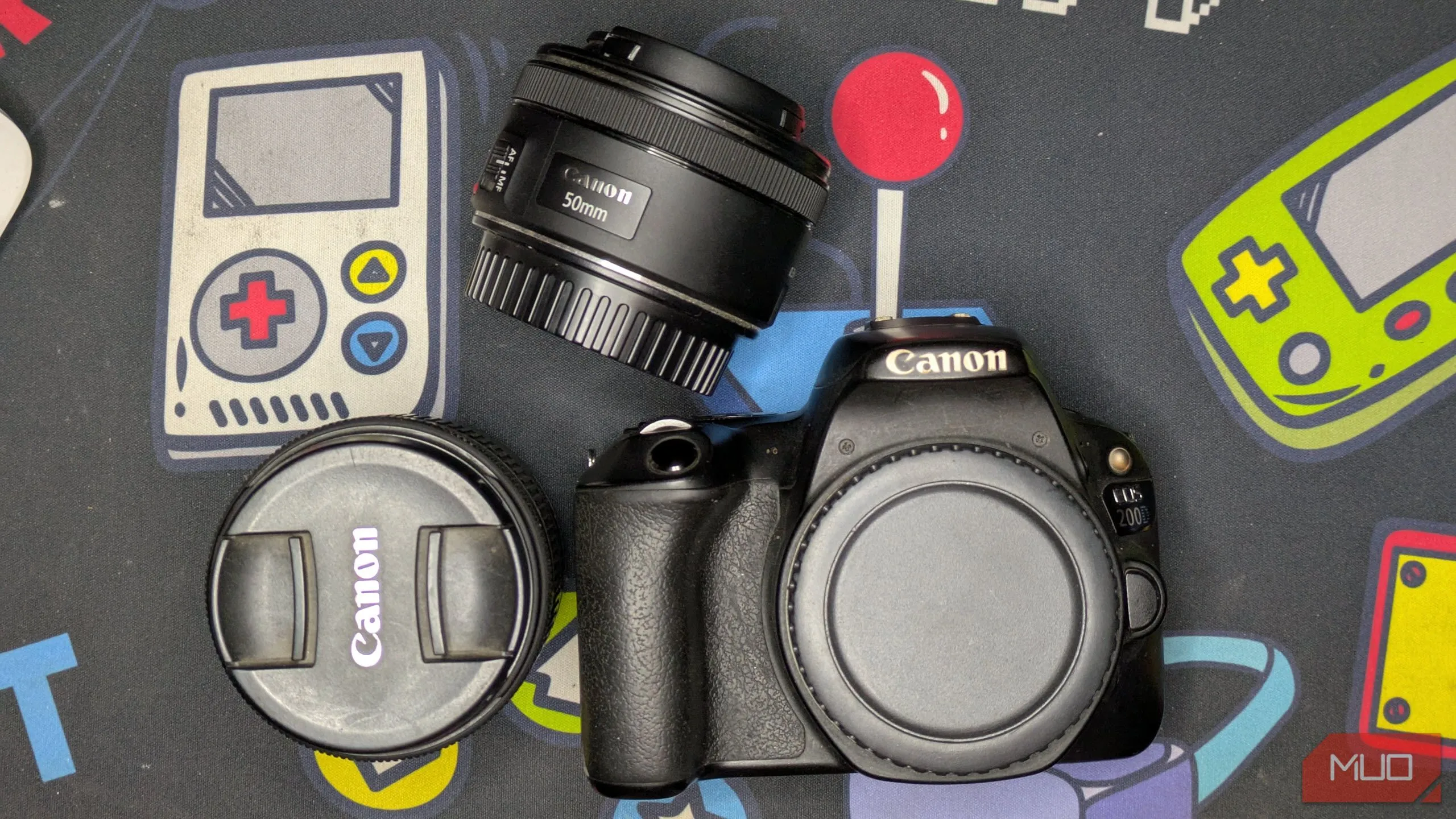 Máy ảnh Canon 200D với ống kính 18-55mm và 50mm đi kèm, sẵn sàng cho mọi chuyến đi