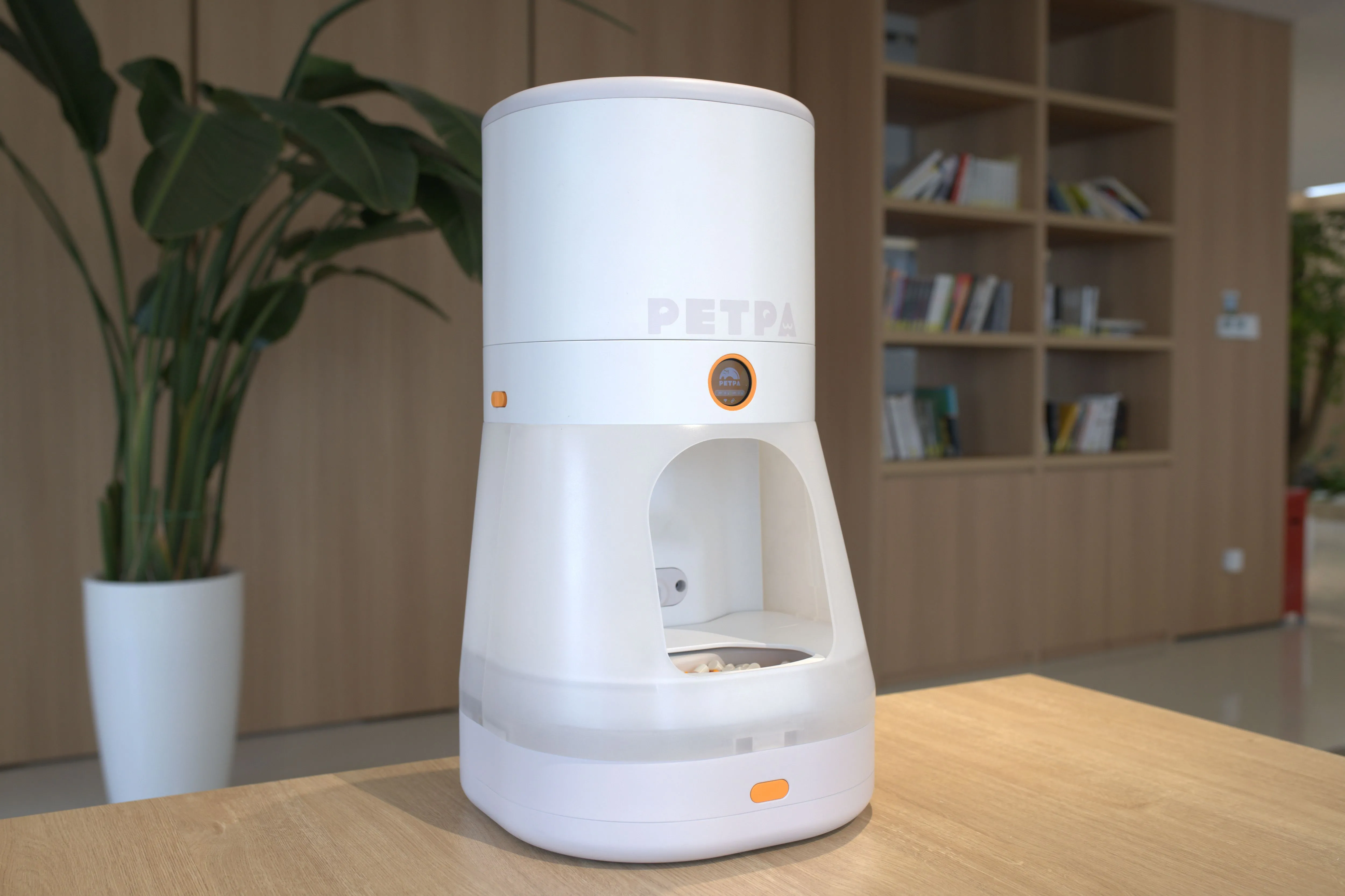 Máy cho ăn tự động PETPA Multi-Pet Feeder được đặt trên bàn, tối ưu cho nhiều thú cưng.