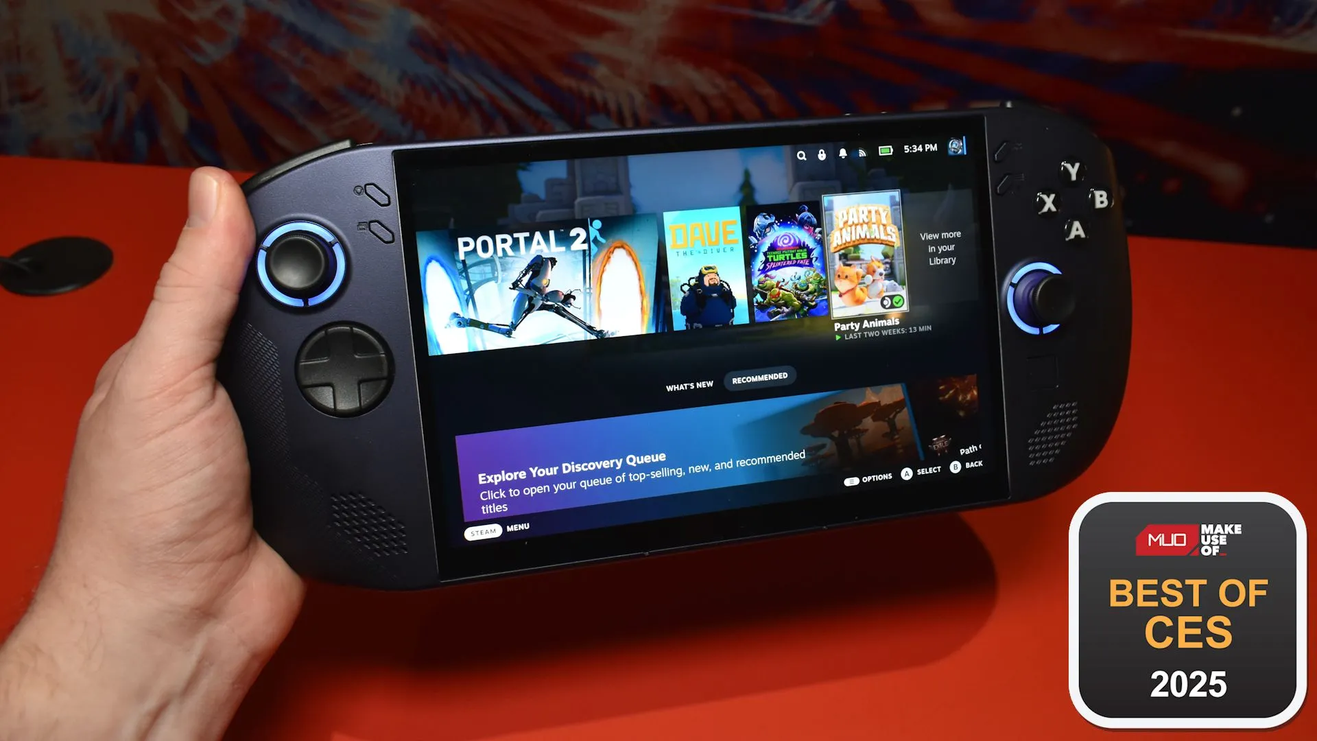 Máy chơi game cầm tay Lenovo Legion Go S trên tay người dùng với huy hiệu giải thưởng CES 2025