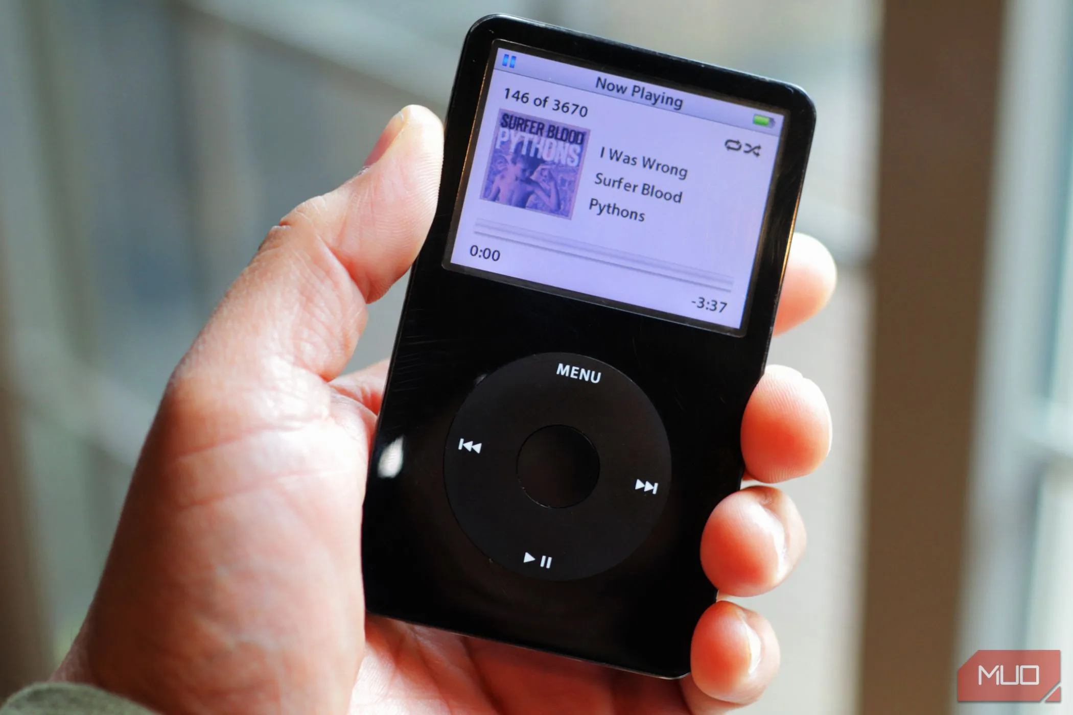 Máy nghe nhạc iPod Classic trên tay, thiết bị MP3 từng phổ biến
