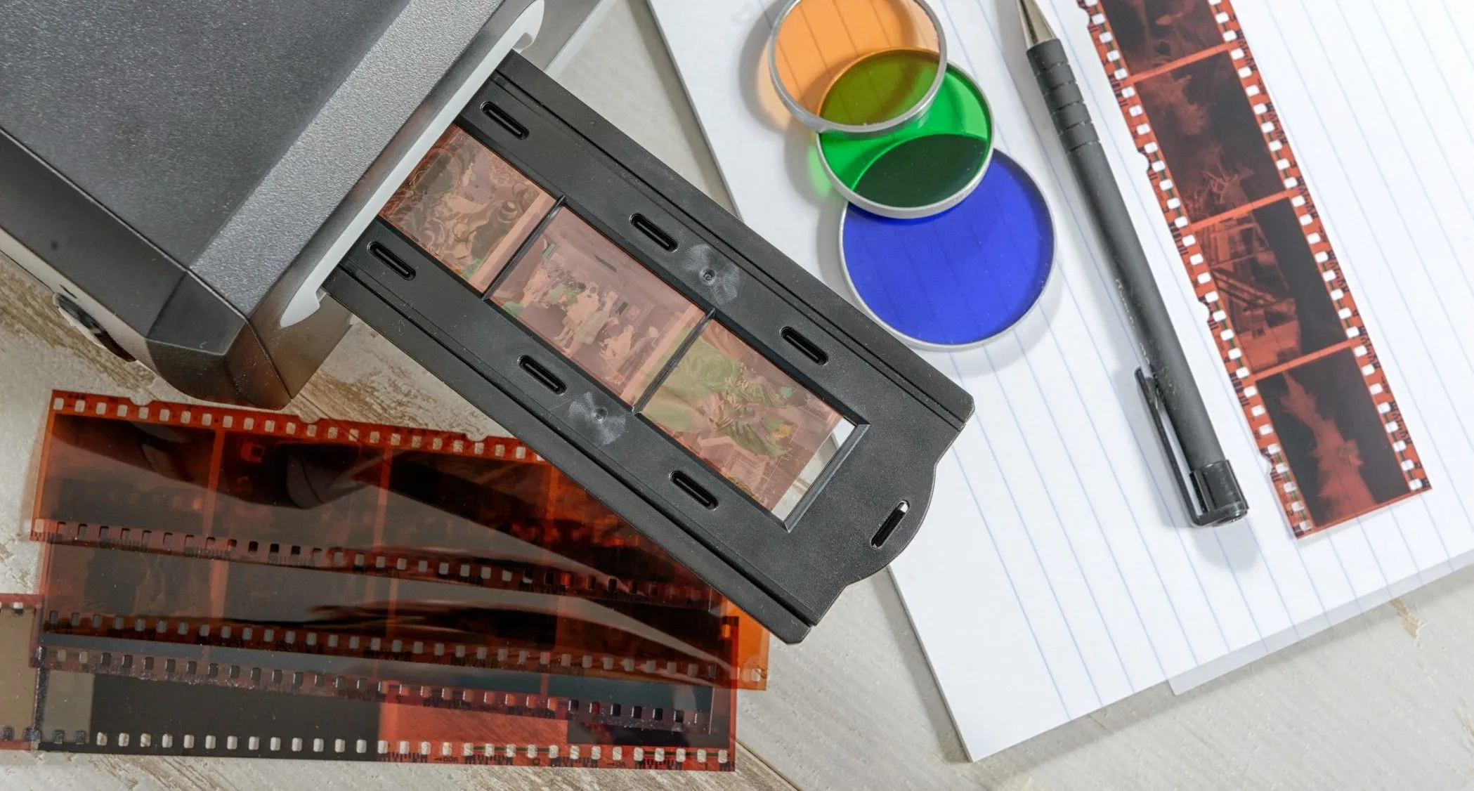 Máy scan chuyên dụng đang số hóa phim âm bản và slide, giúp chuyển đổi ảnh film thành định dạng kỹ thuật số chất lượng cao.
