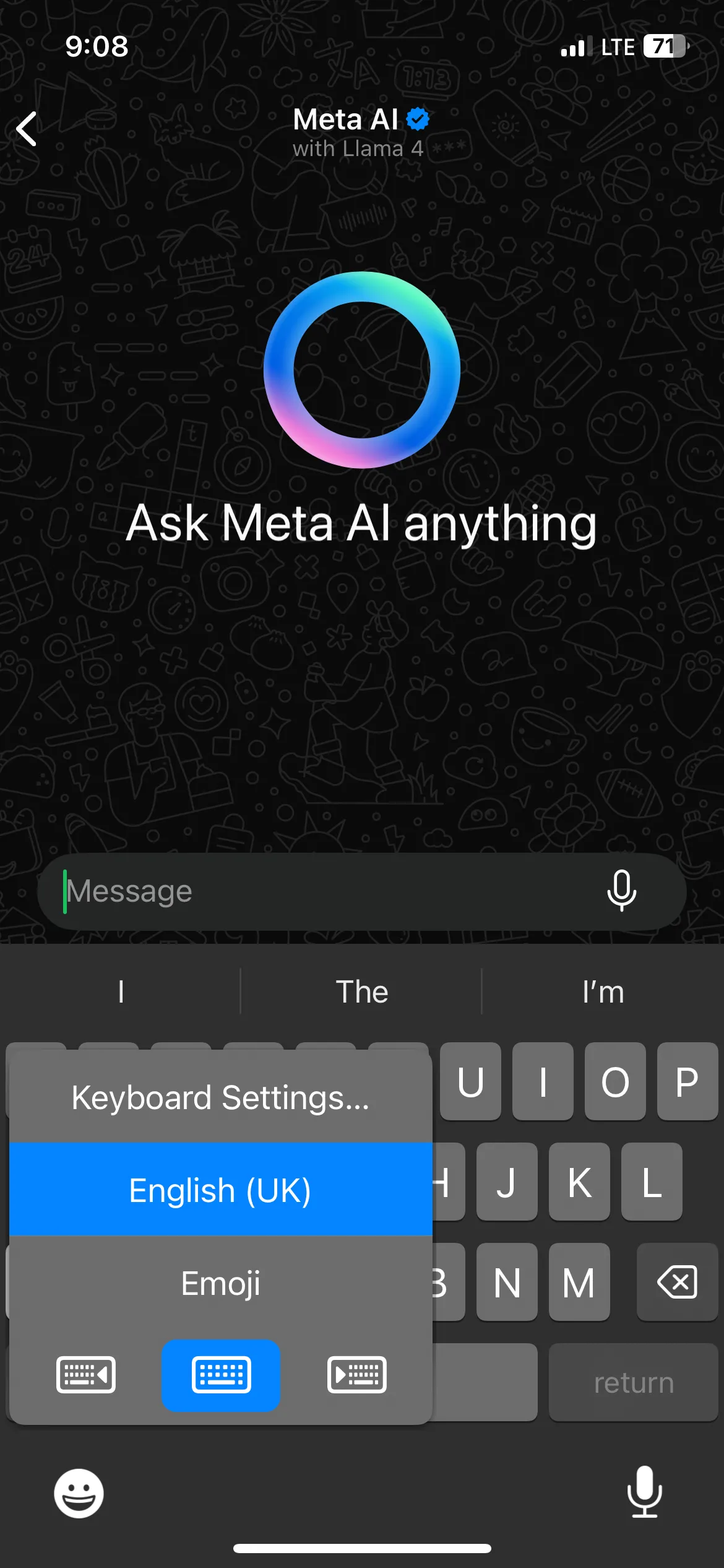 Menu cài đặt bàn phím iPhone xuất hiện khi nhấn giữ biểu tượng quả địa cầu/biểu tượng Emoji trong ứng dụng WhatsApp.