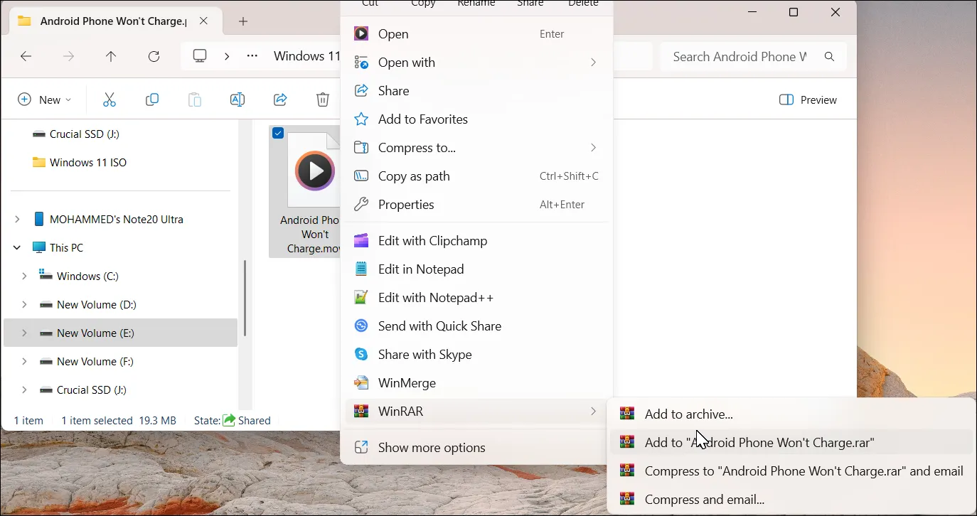 Menu chuột phải trong File Explorer hiển thị tùy chọn WinRAR để chia nhỏ file