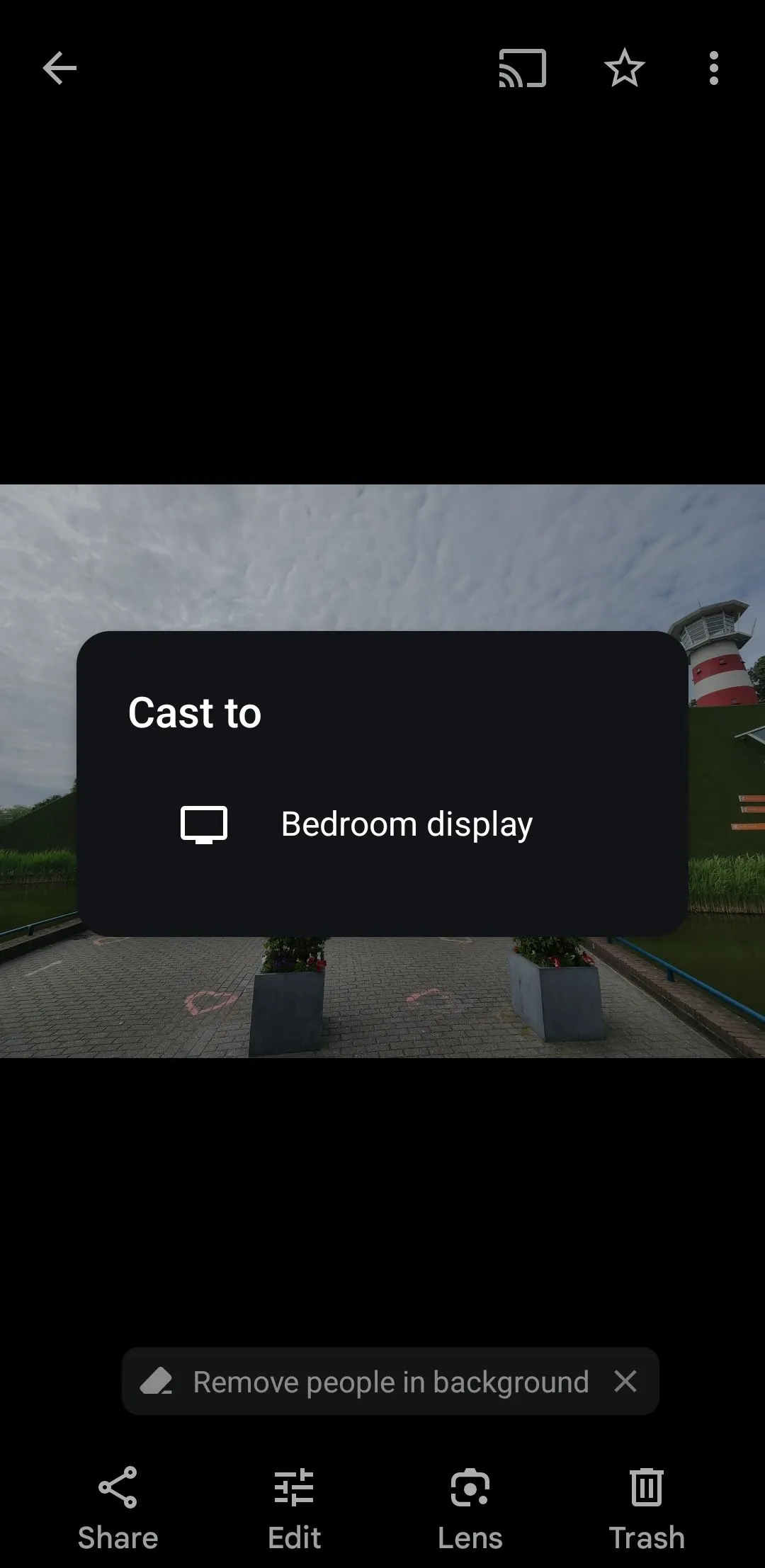 Menu truyền (Cast) trong ứng dụng Google Photos hiển thị tùy chọn thiết bị TV để chiếu ảnh và video.