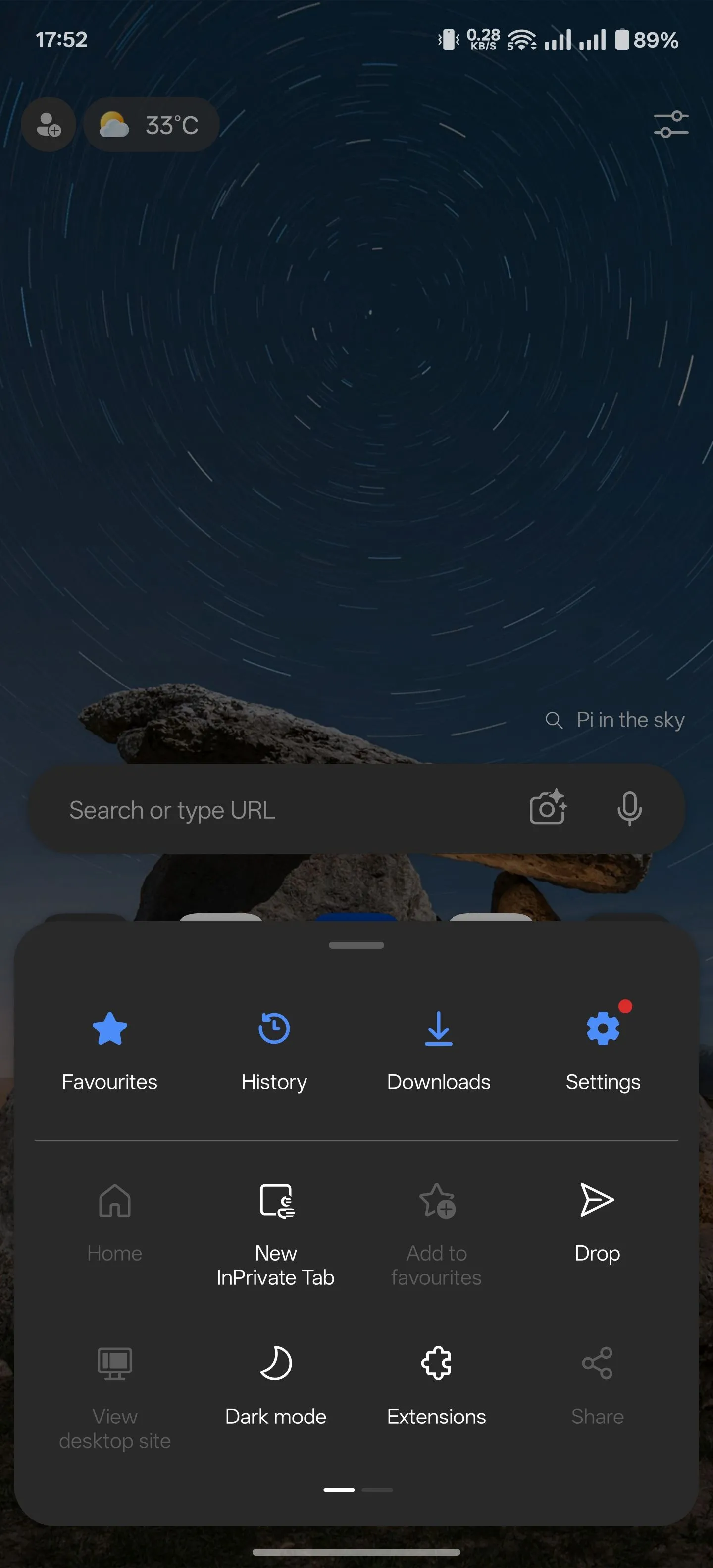 Menu tùy chọn (hamburger) trên Microsoft Edge Android hiển thị mục Tiện ích mở rộng.