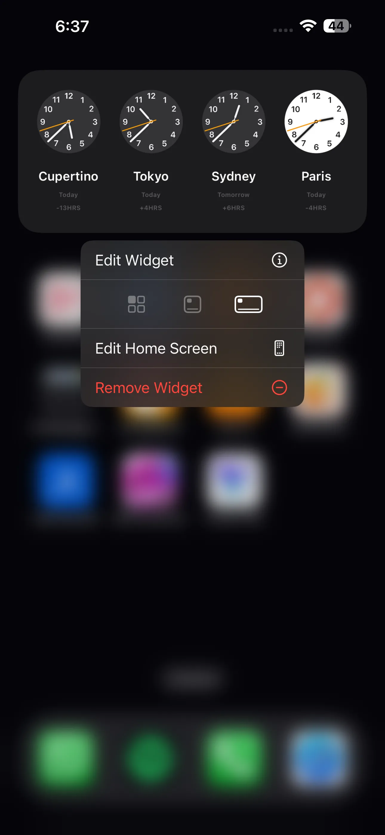 Menu tùy chọn khi nhấn giữ widget đồng hồ hình chữ nhật trên iPhone để chỉnh sửa các múi giờ