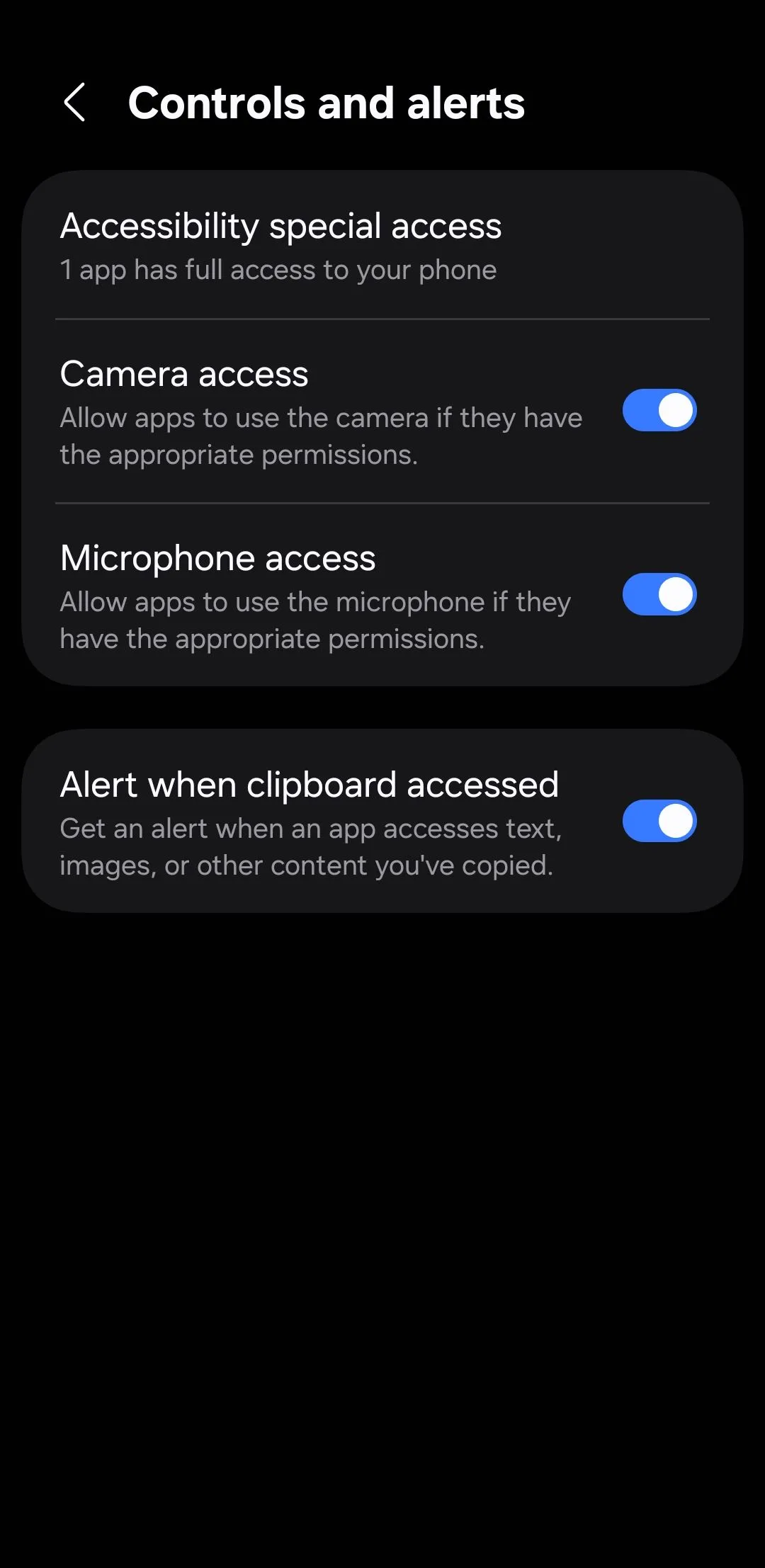 Menu Tùy chọn kiểm soát và cảnh báo trong cài đặt quyền riêng tư Android, nơi bật cảnh báo truy cập khay nhớ tạm