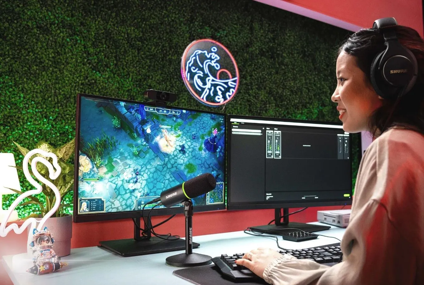 Micro USB dynamic Shure MV6 (hoặc MV7+) trên bàn làm việc, được sử dụng bởi một game thủ, minh họa khả năng cách ly tiếng ồn hiệu quả của micro điện động.